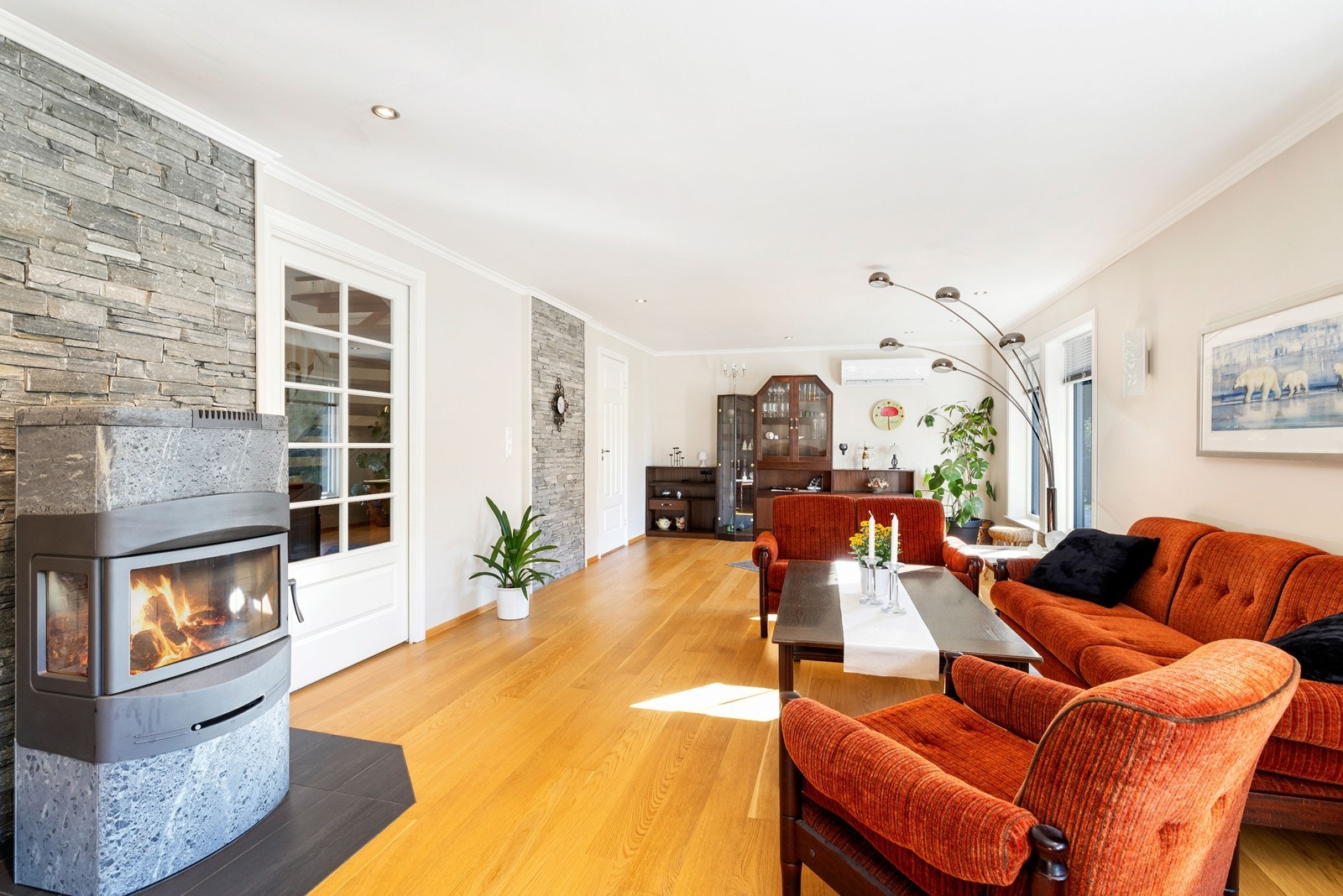 Hovedetasjen er innredet med to stuer. Galleribilde