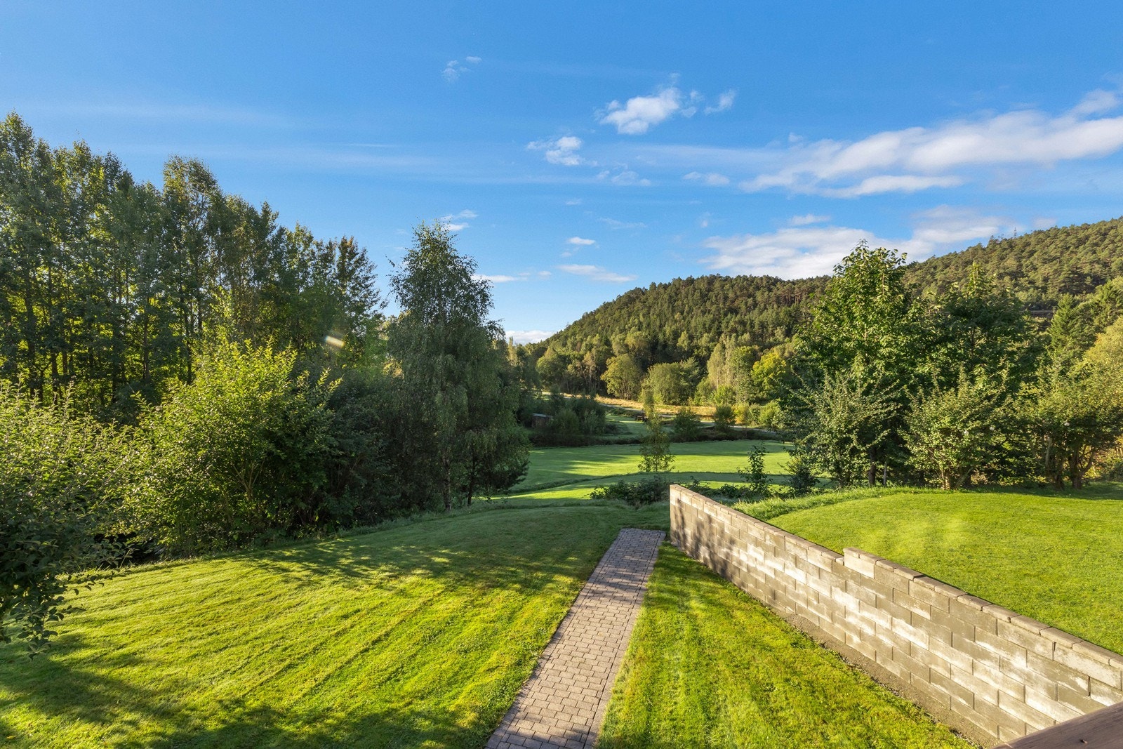 Plenene nedover i bildet hører til eiendommen. Galleribilde
