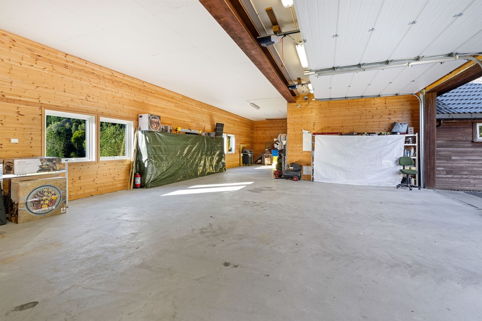 Garasjen er dimensjonert for bobil, traktor, liten lastebil o.l. og har også vært i bruk som lager for næringsdrift. Galleribilde