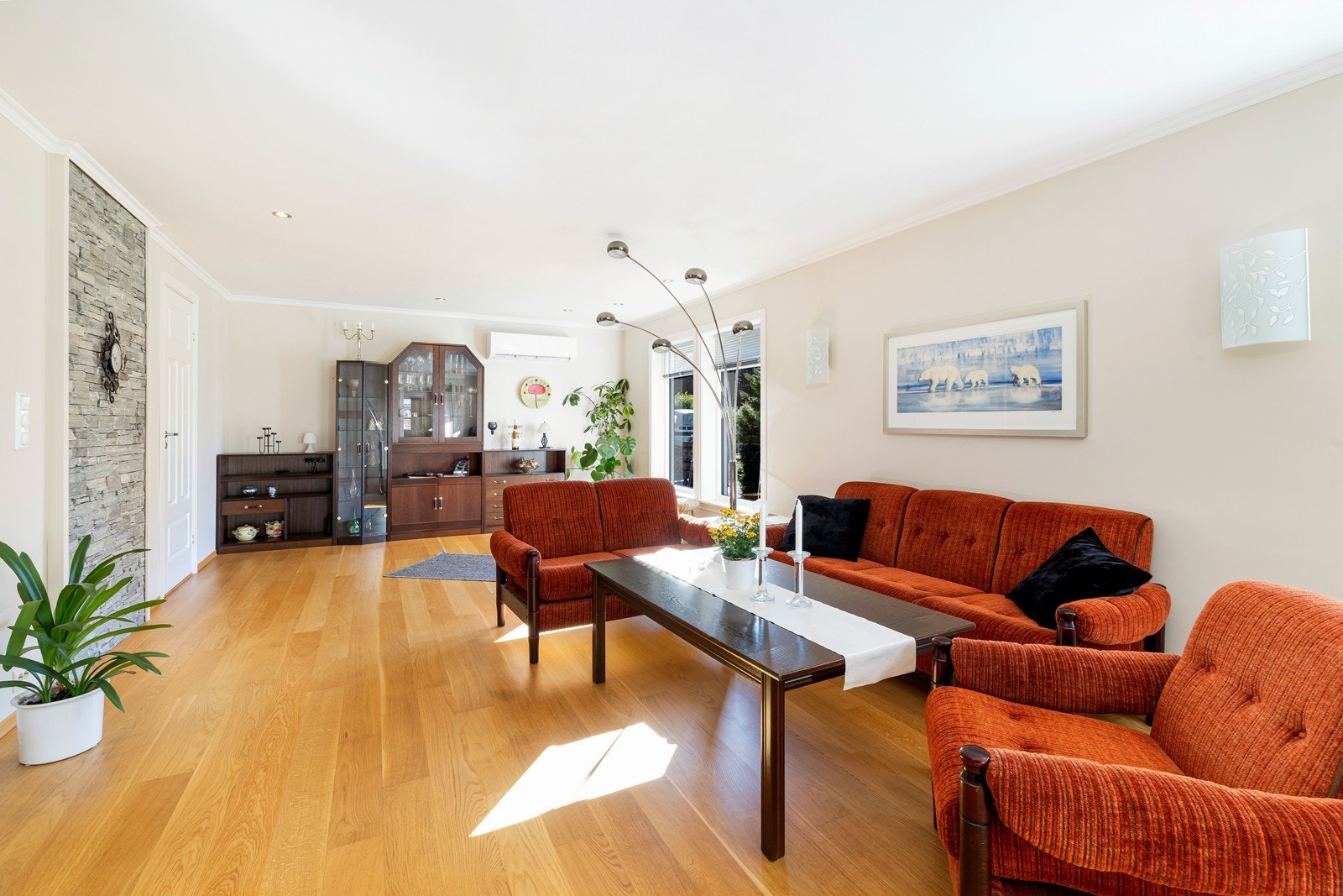 Fra denne delen av stuen er det adkomst til soverom. Hovedetasjen har livsløpsstandard. Galleribilde