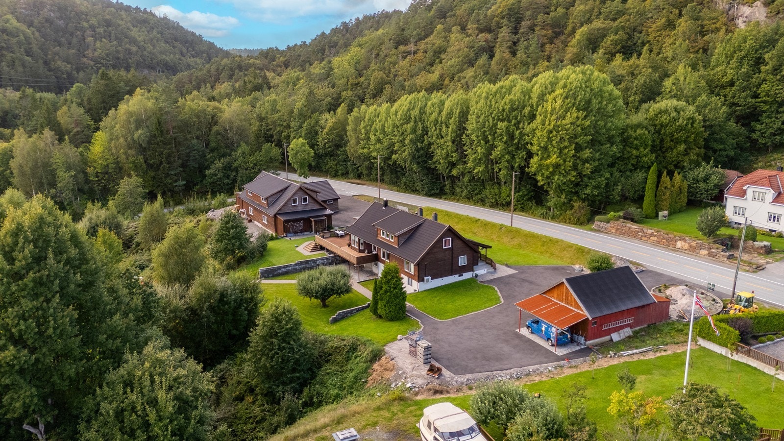 Eiendommen har enkel adkomst fra bilvei og herfra er det bare en kort kjøretur til Kjevik, Sørlandsparken m.m. Galleribilde