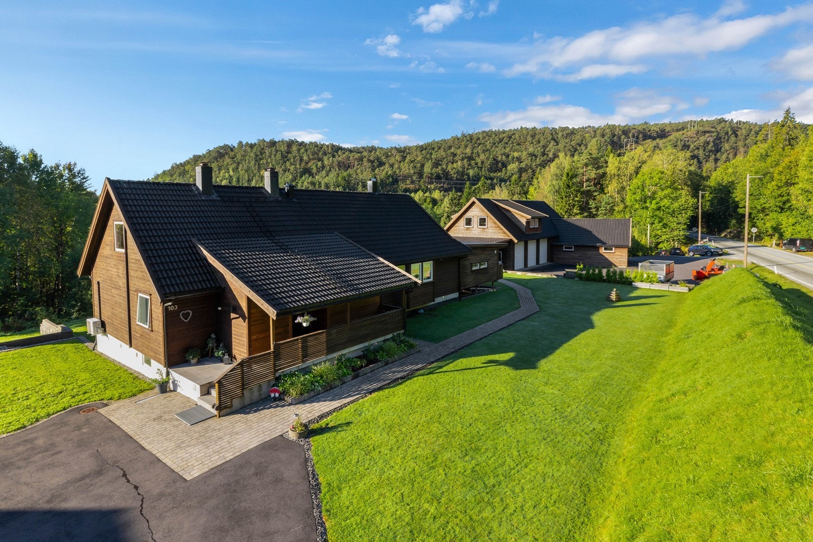 Plen foran inngangsparti. Galleribilde