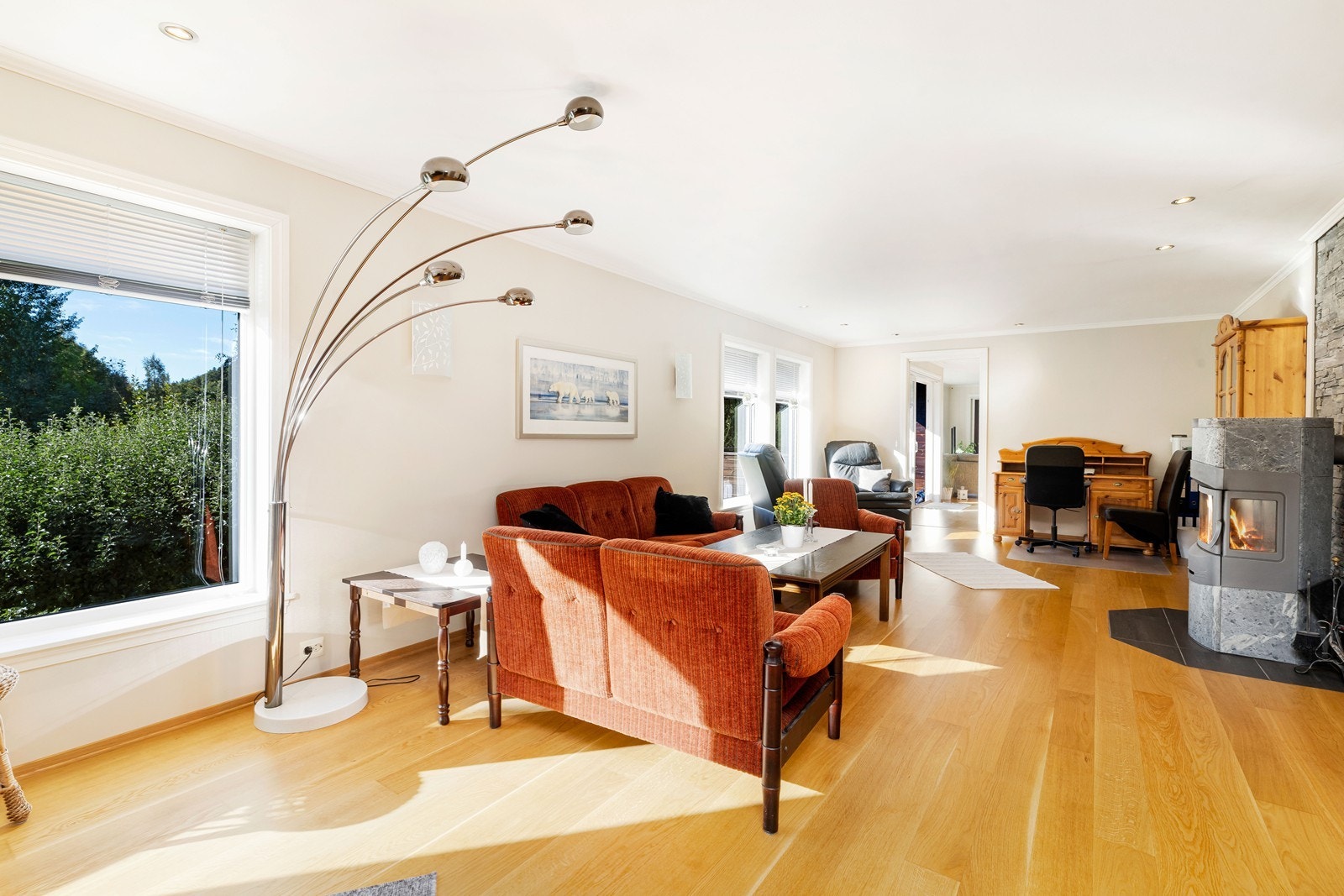 Begge stuene er romslige og med store vindusflater. Galleribilde