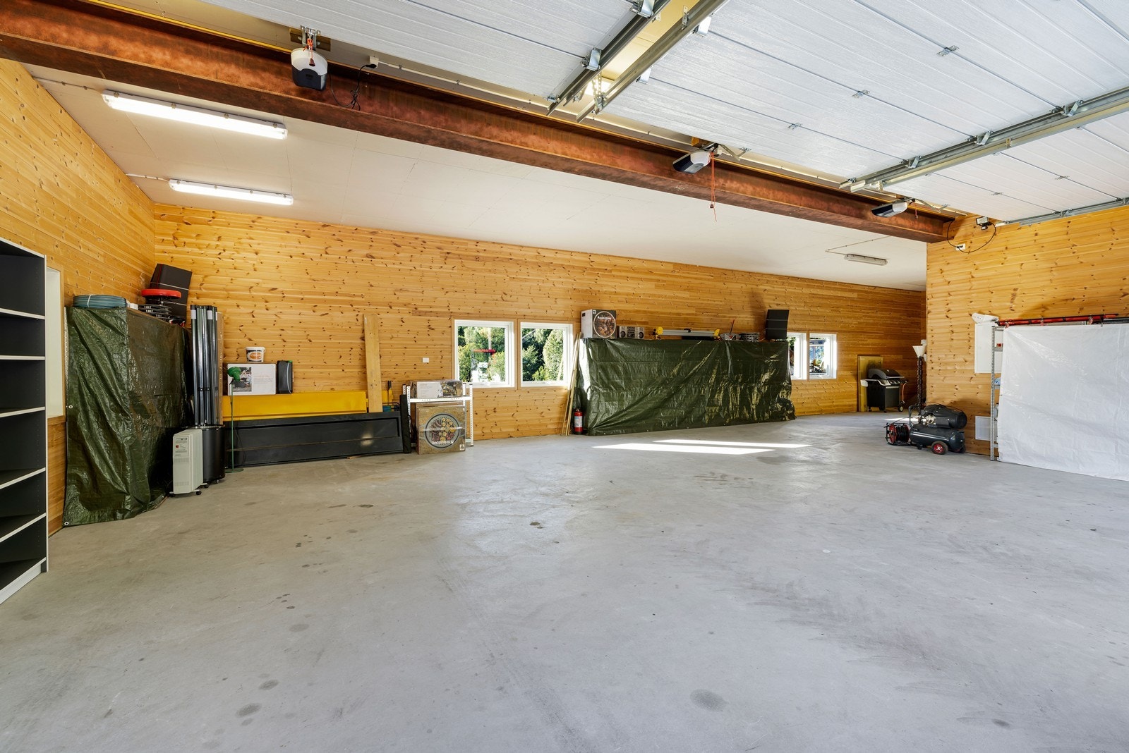 Romslig lager/garasjehall med god takhøyde. Galleribilde
