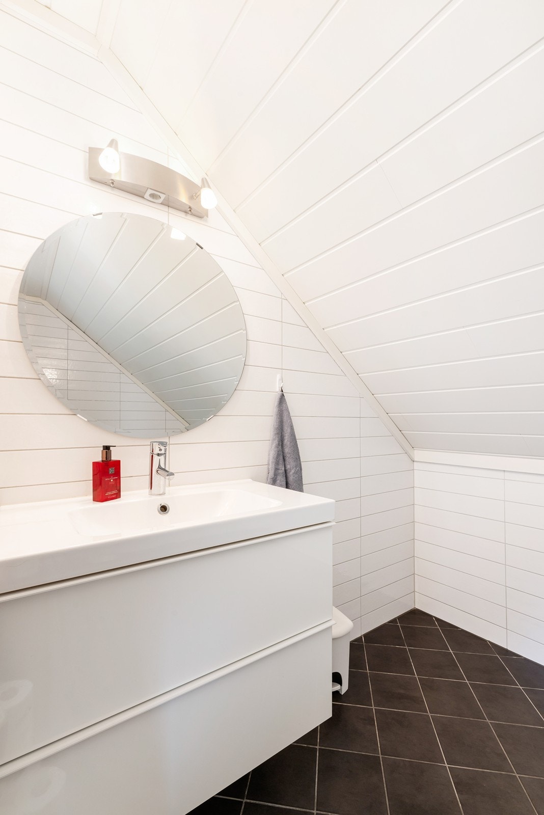 Bad i loftetasje. Galleribilde