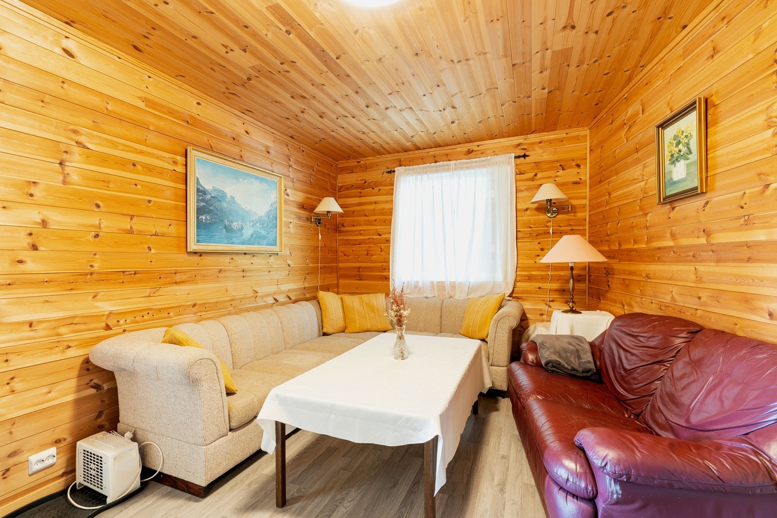 "Pauserom" i garasje. Ikke omsøkt/godkjent til varig opphold. Galleribilde