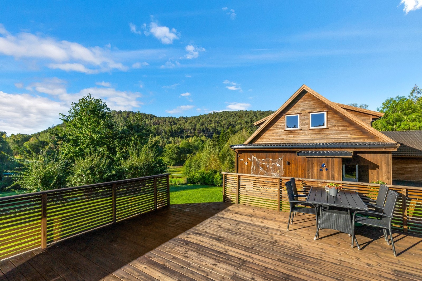 Terrassen har gode solforhold fra tidlig morgen til sen ettermiddag/kveld. Galleribilde