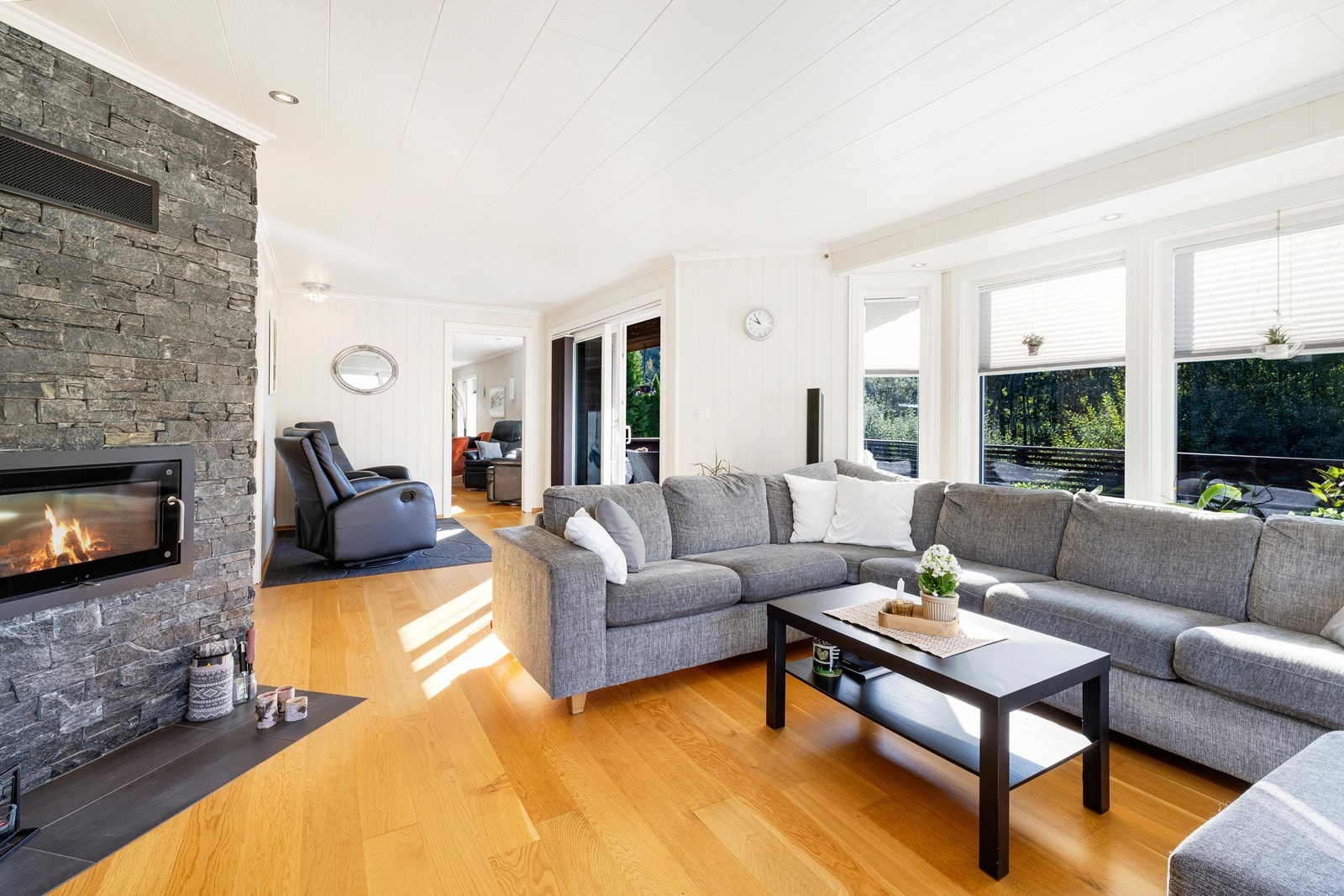 Peisen går gjennom til kjøkkenet og er synlig fra begge rom. Galleribilde