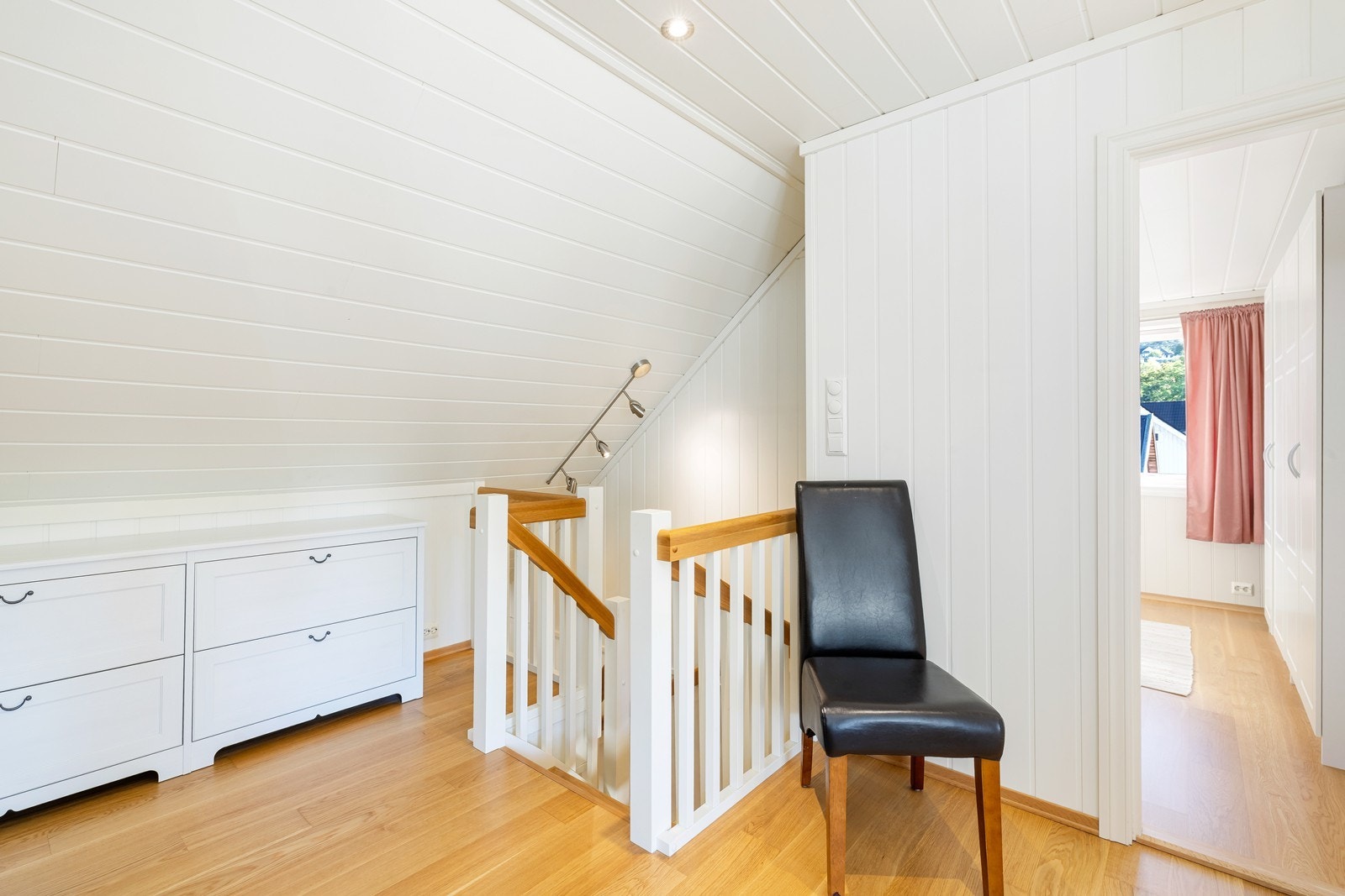 Trapp opp til loftsetasje fra gang i hovedetasje. Galleribilde