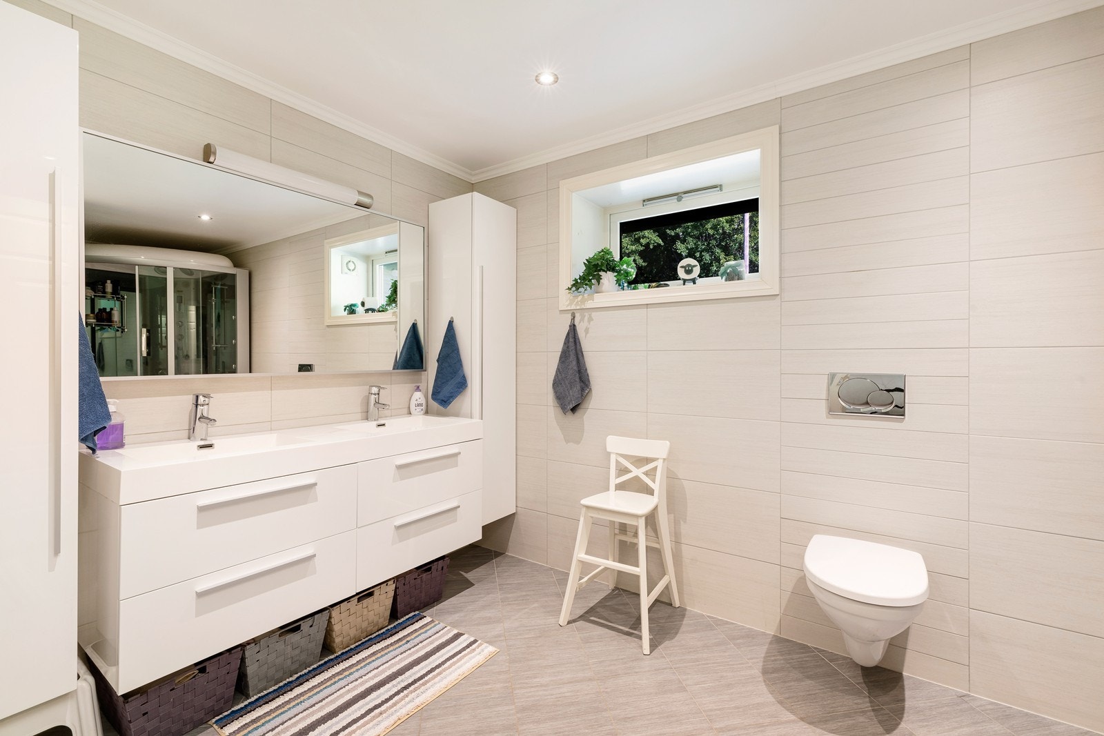 Bad i hovedetasje. Galleribilde