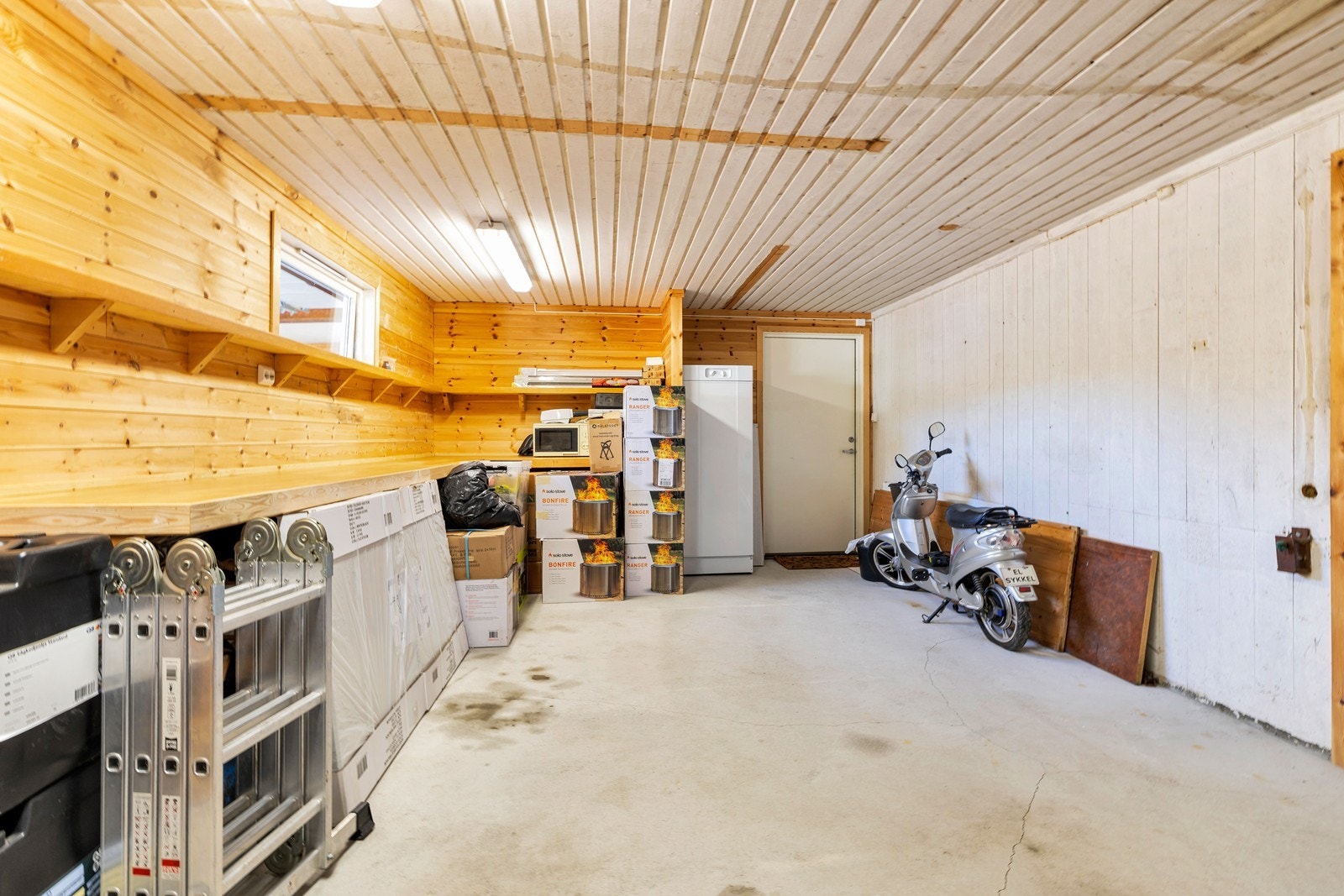 Lagerrom i garasje. Galleribilde