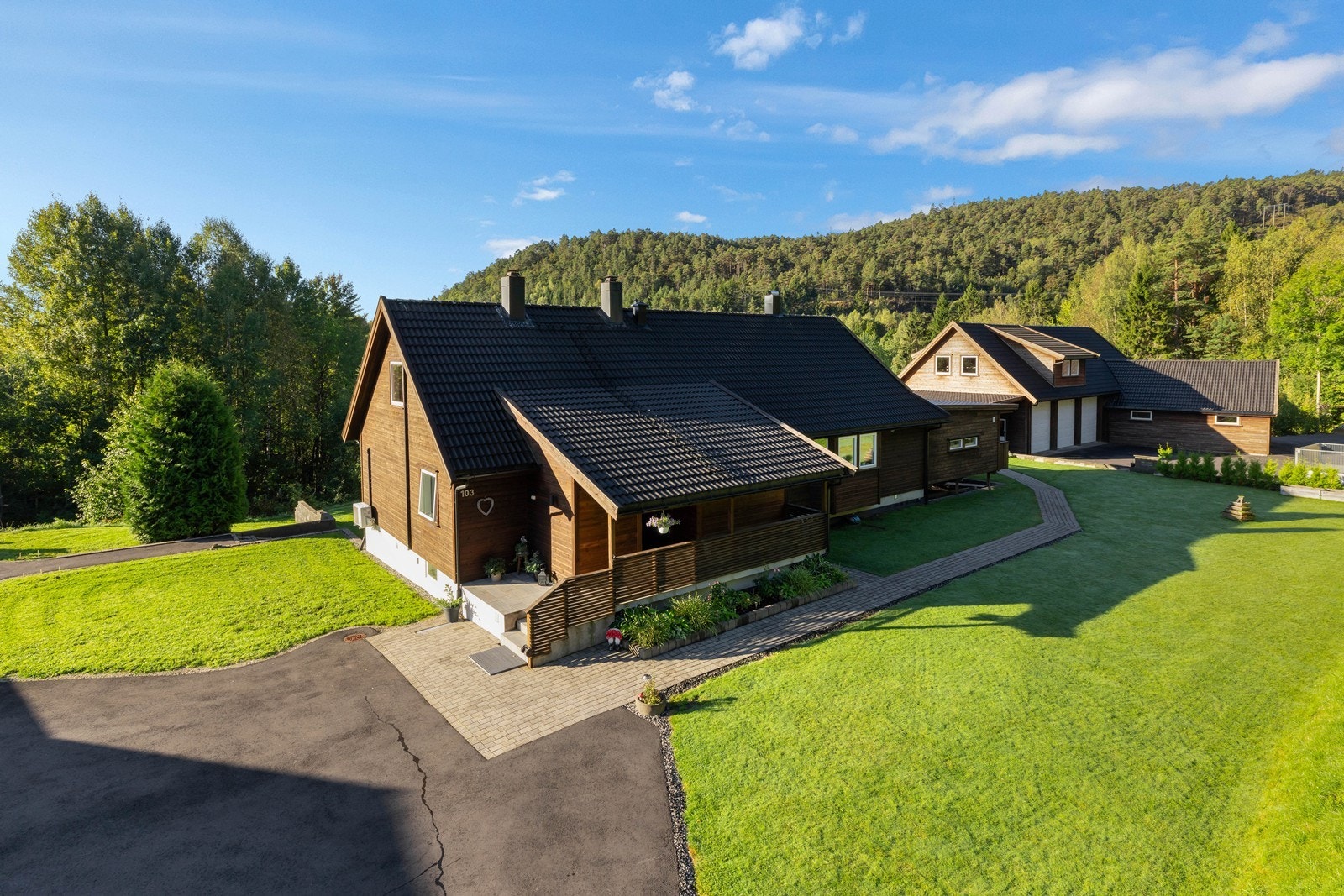 Eiendommen har pent opparbeidede utearealer i tilknytning til boligen. Galleribilde