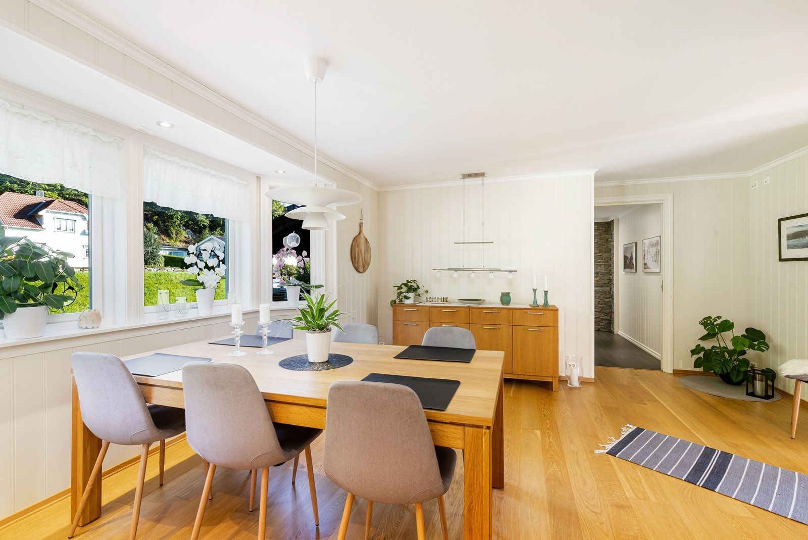 Spiseplass på kjøkken. Galleribilde