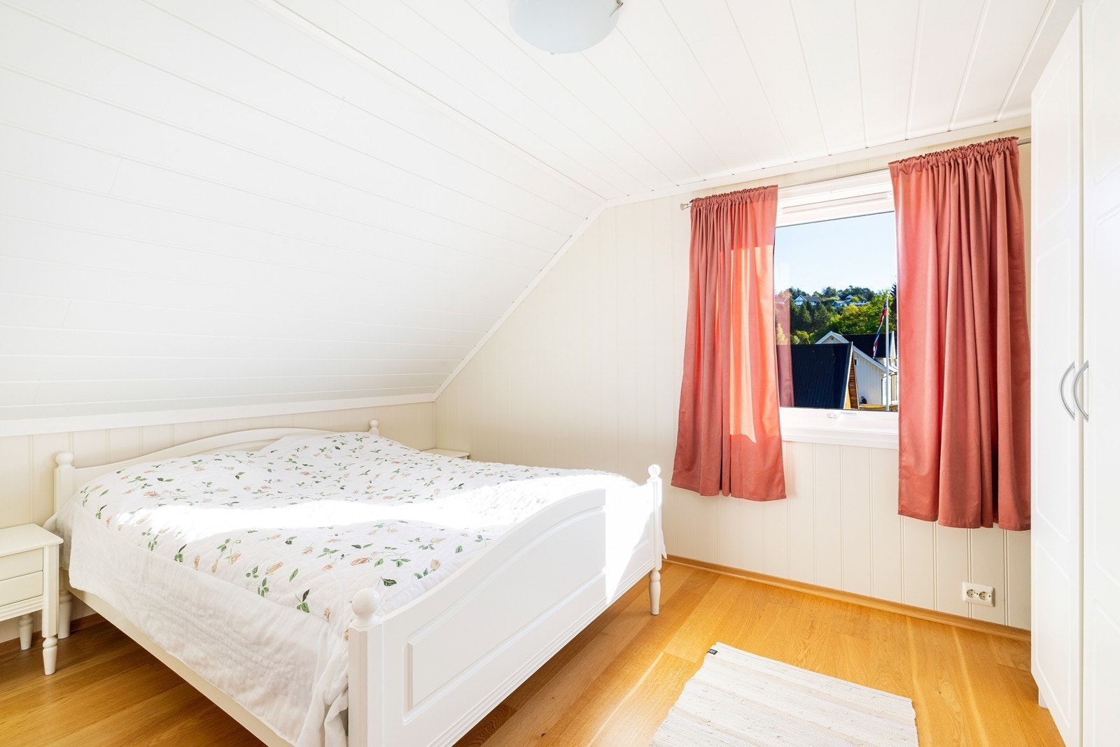 Loftsetasjen er innredet med tre soverom. Galleribilde