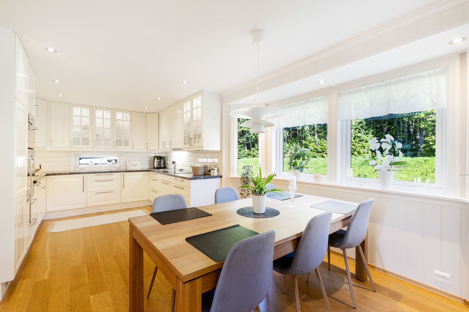 Romslig kjøkken i hesteskofasong. Svært god skap- og benkeplass. Galleribilde