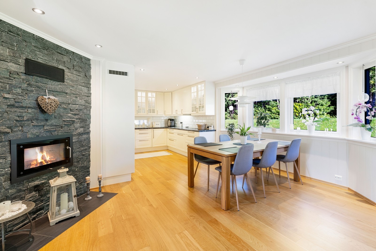 Peisen på kjøkken har glass på begge sider og går gjennom til stuen. Galleribilde