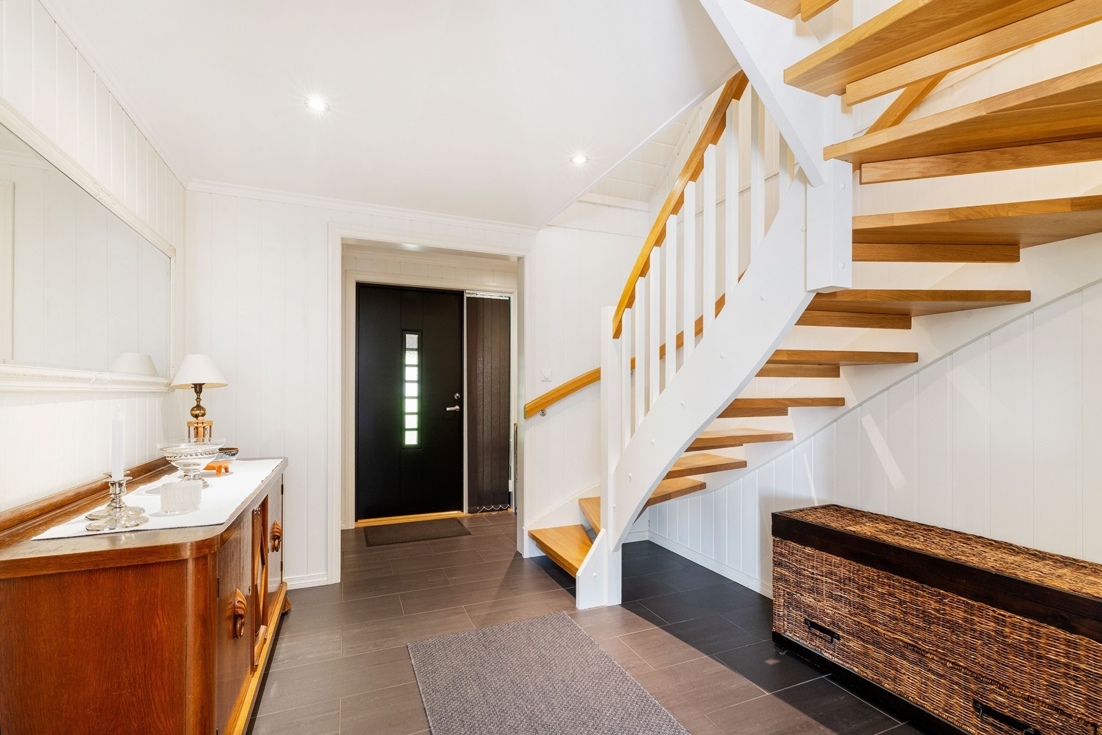 Pen flislagt gang. Galleribilde