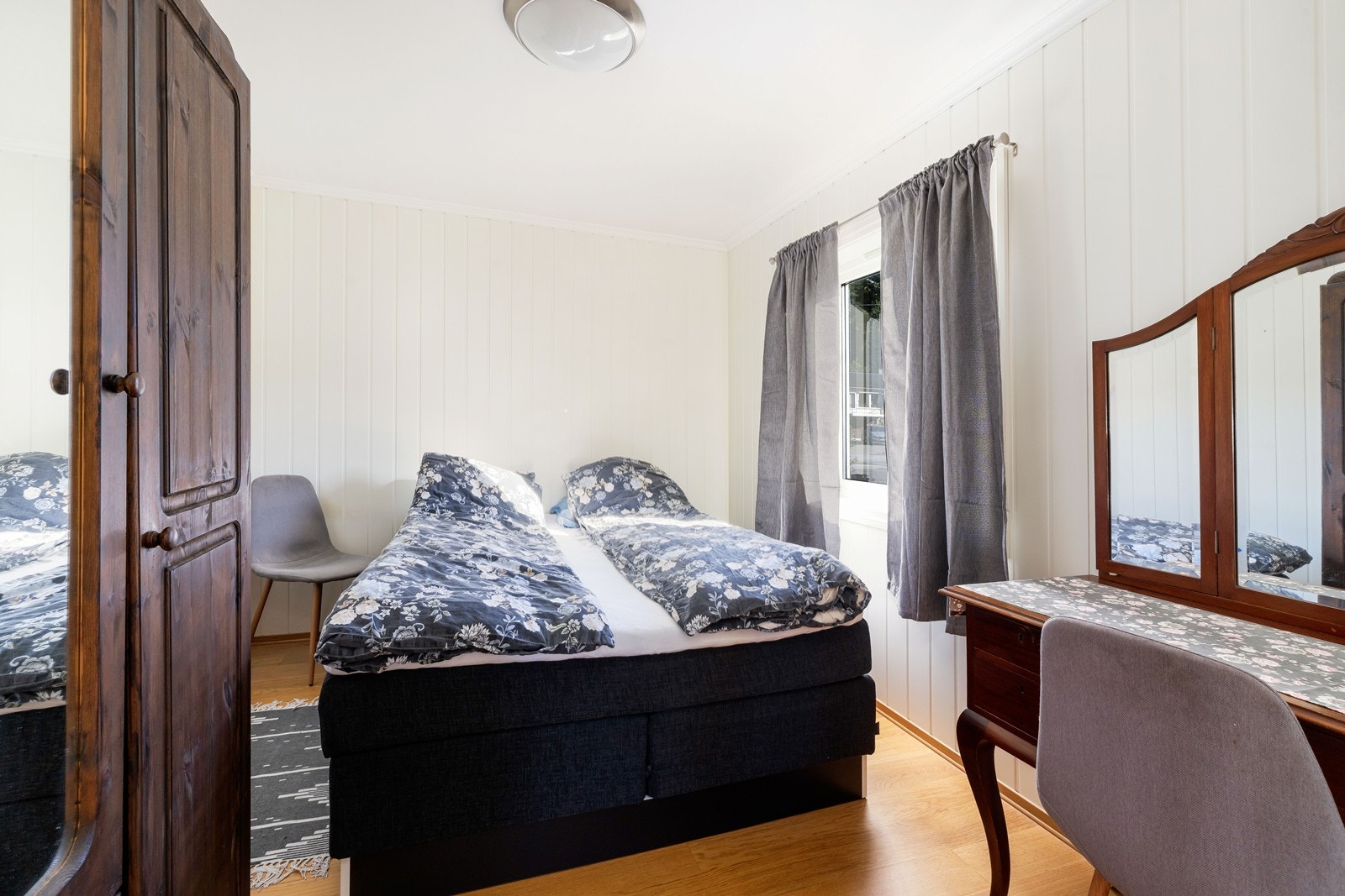 Soverom i hovedetasje. Galleribilde