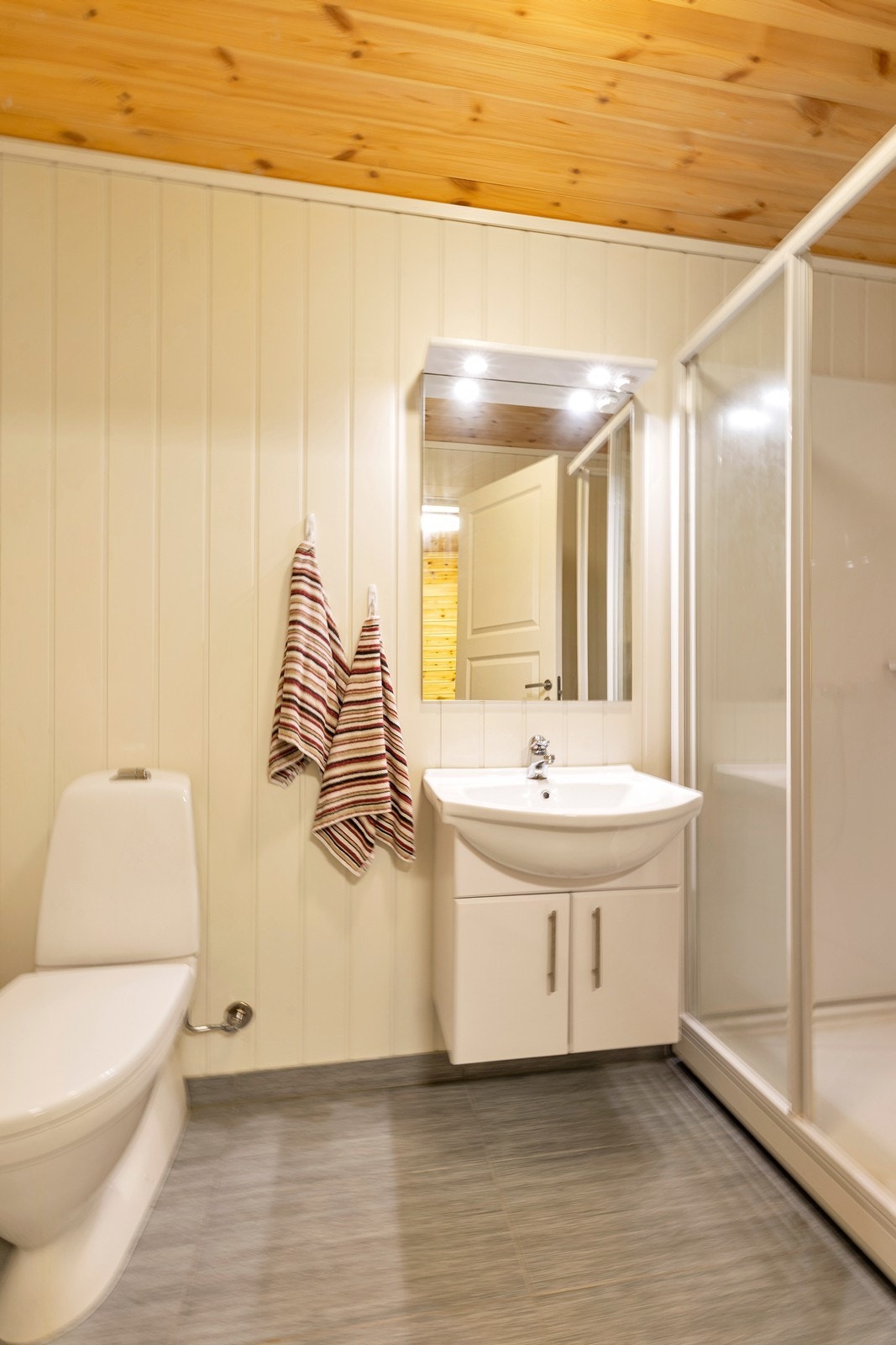 Bad/toalett i garasje. Ikke omsøkt/godkjent til varig opphold. Galleribilde