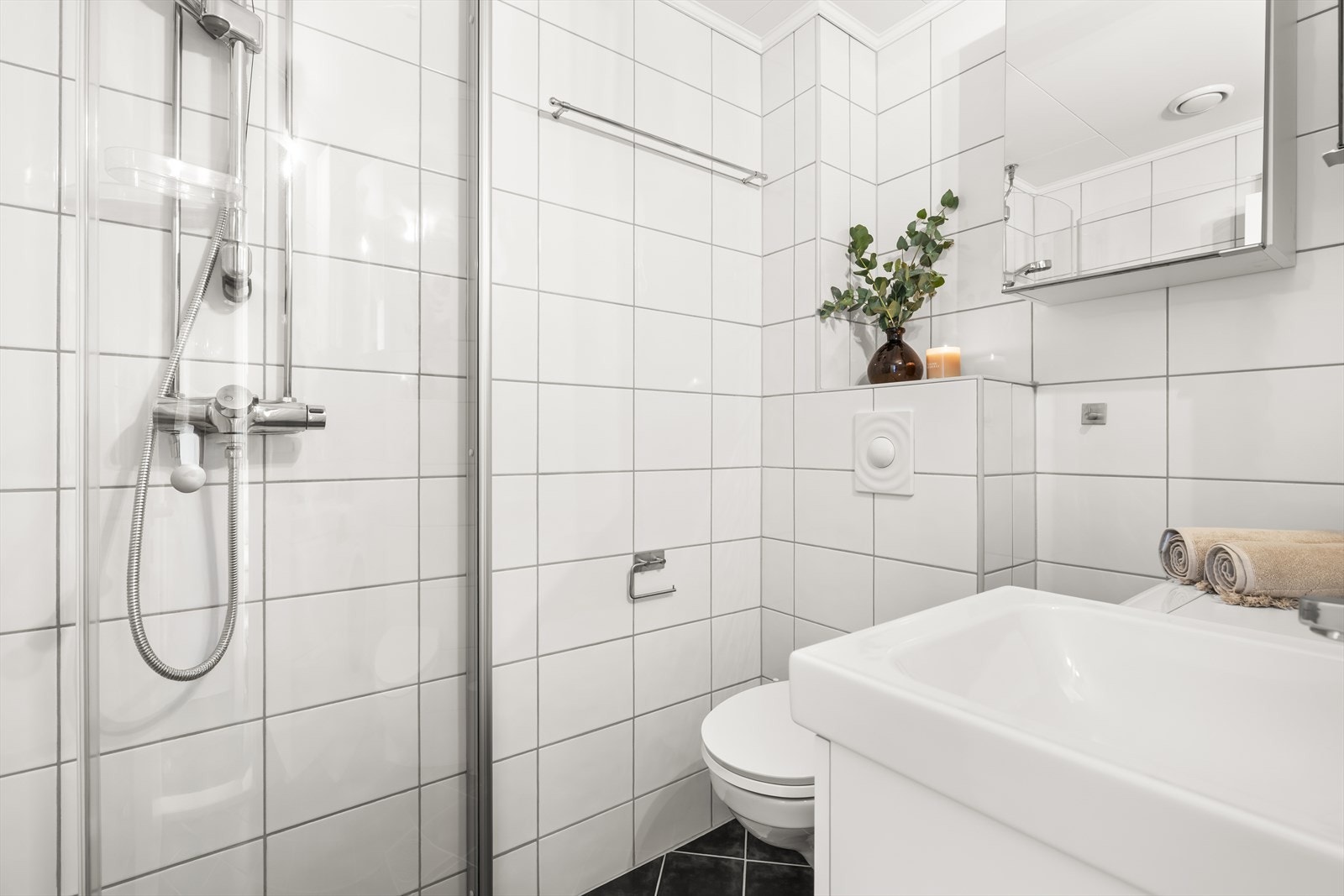 Lyst flislagt baderom pusset opp i regi av borettslaget i 2007. Galleribilde