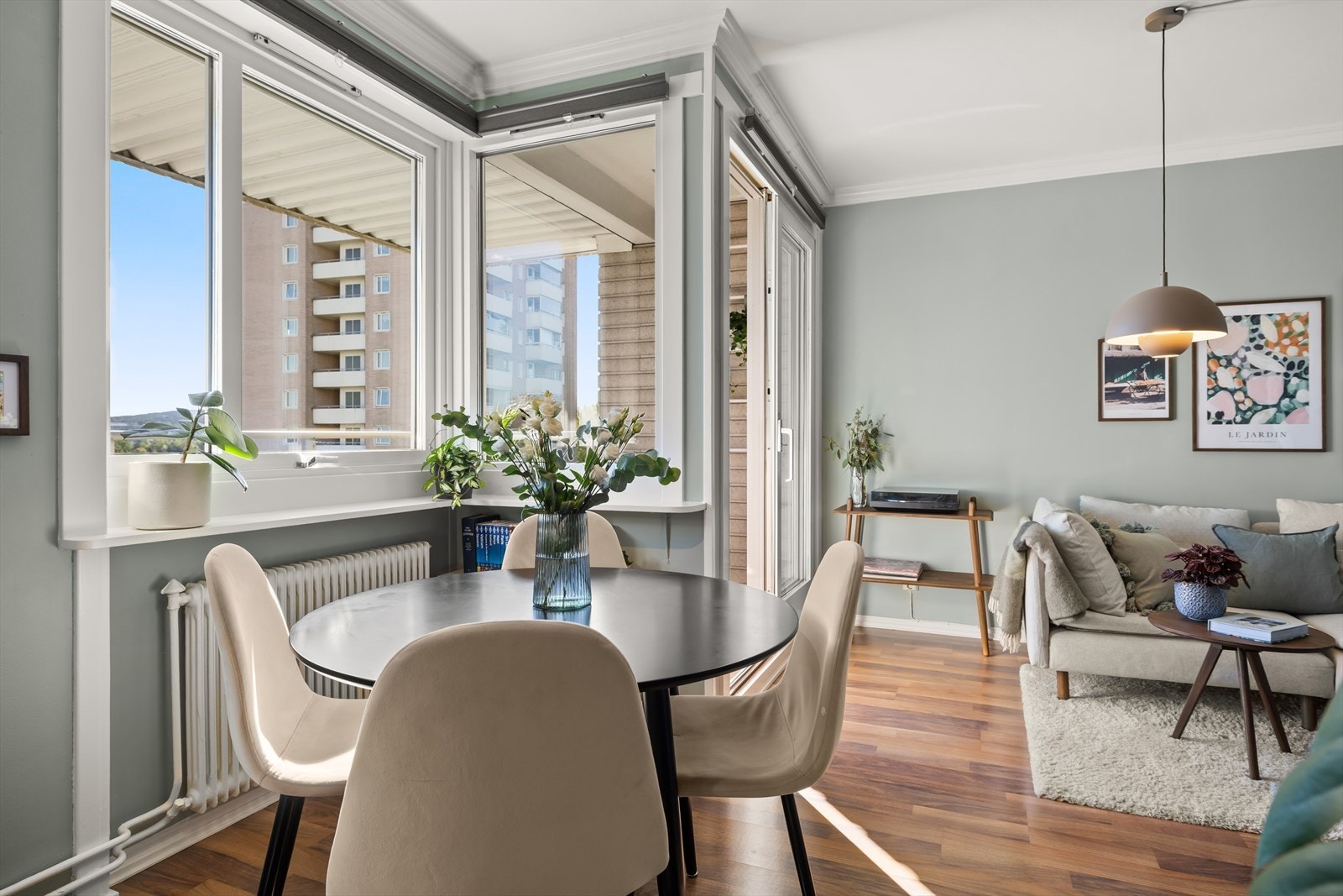 Leiligheten har en arealeffektiv planløsning med plass til flere soner og spisebord. Galleribilde