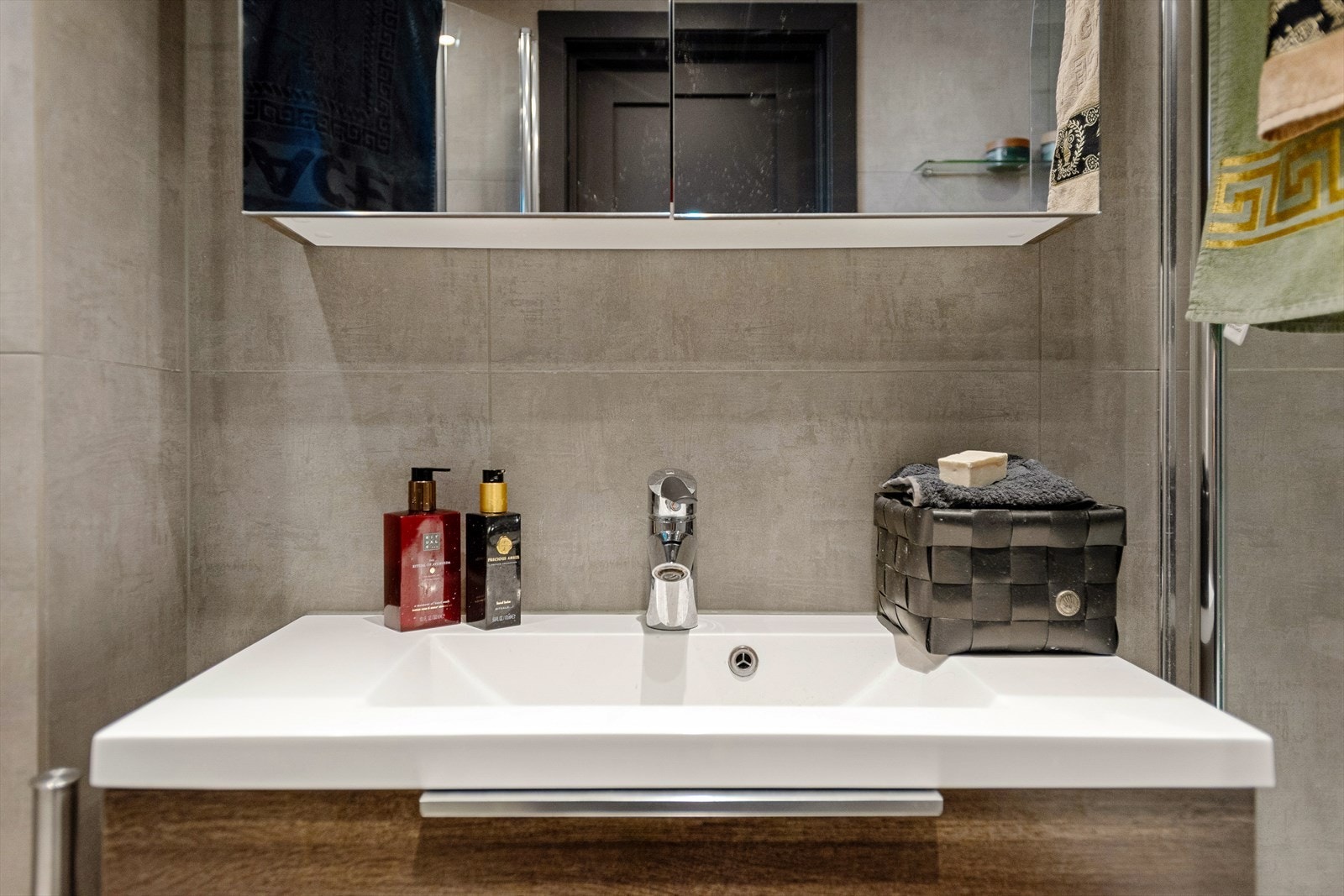 Badet ble oppgradert med flis på flis for ca. 5-6 år siden og har flislagte overflater Galleribilde