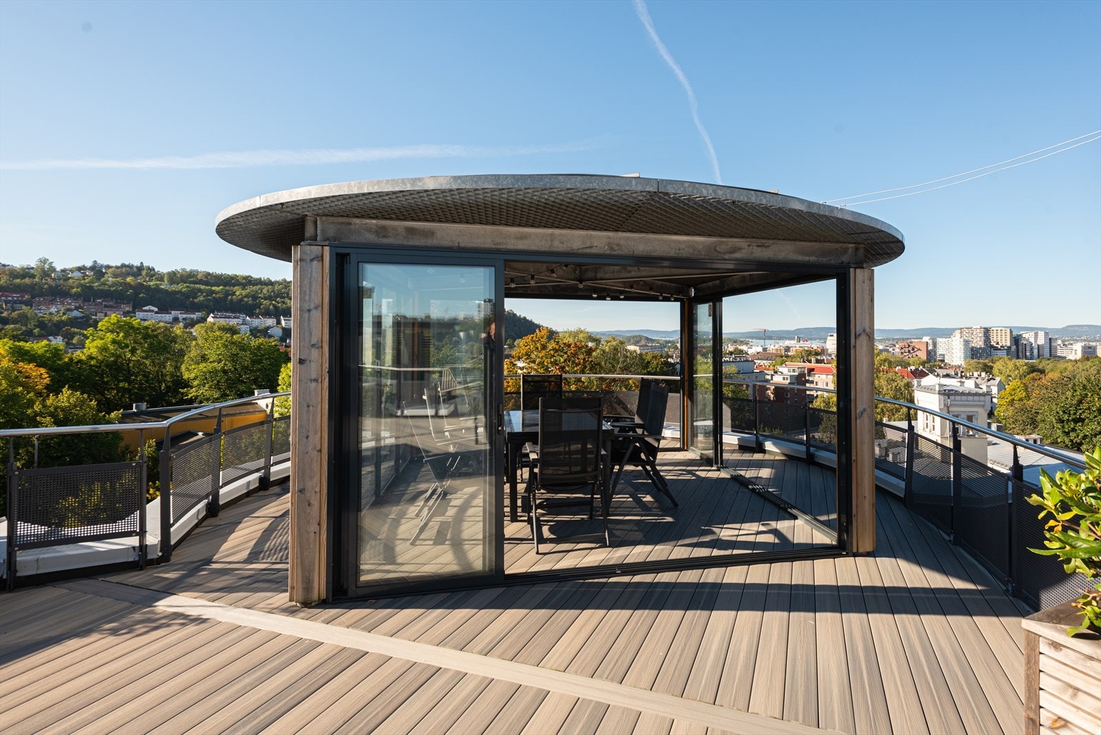 Borettslaget har en stor, felles takterrasse med spektakulær utsikt, kun én etasje opp, hvor solen kan nytes fra tidlig morgen til sen kveld Galleribilde