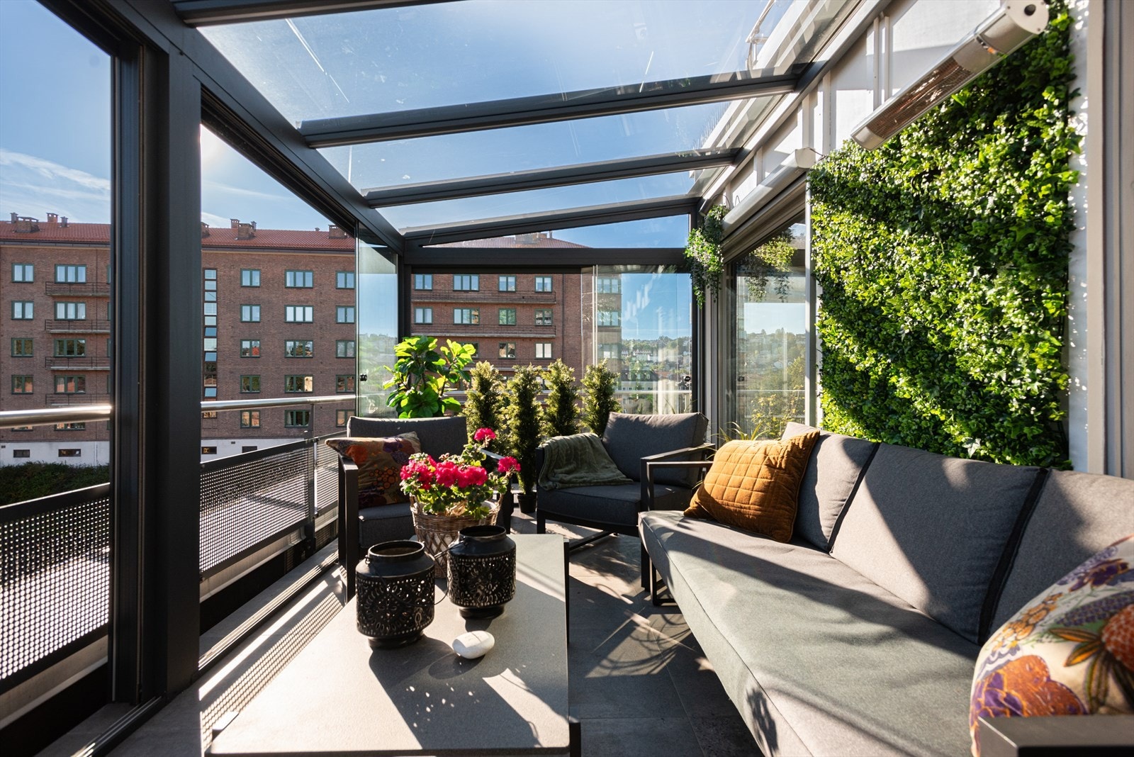 Utformingen av uteplassen, hjørneterrasse med 2 himmleretninger, sikrer gode solforhold fra tidlig morgen Galleribilde