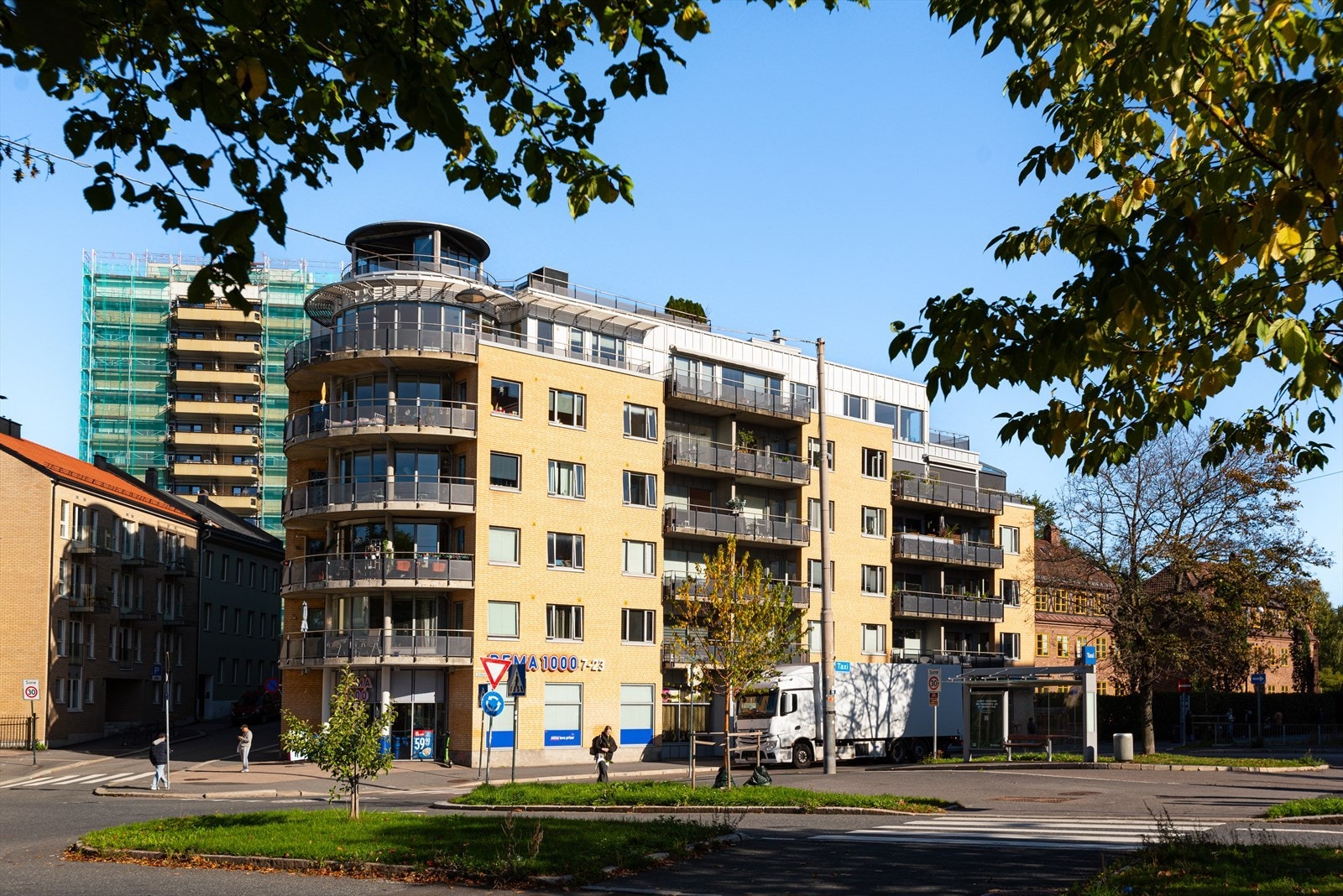 Leiligheten ligger sentralt og attraktivt til i en rolig blindgate på grensen mellom Kampen og Vålerenga, i et veletablert boligområde - Dagligvarebutikk i byggets 1. etasje Galleribilde