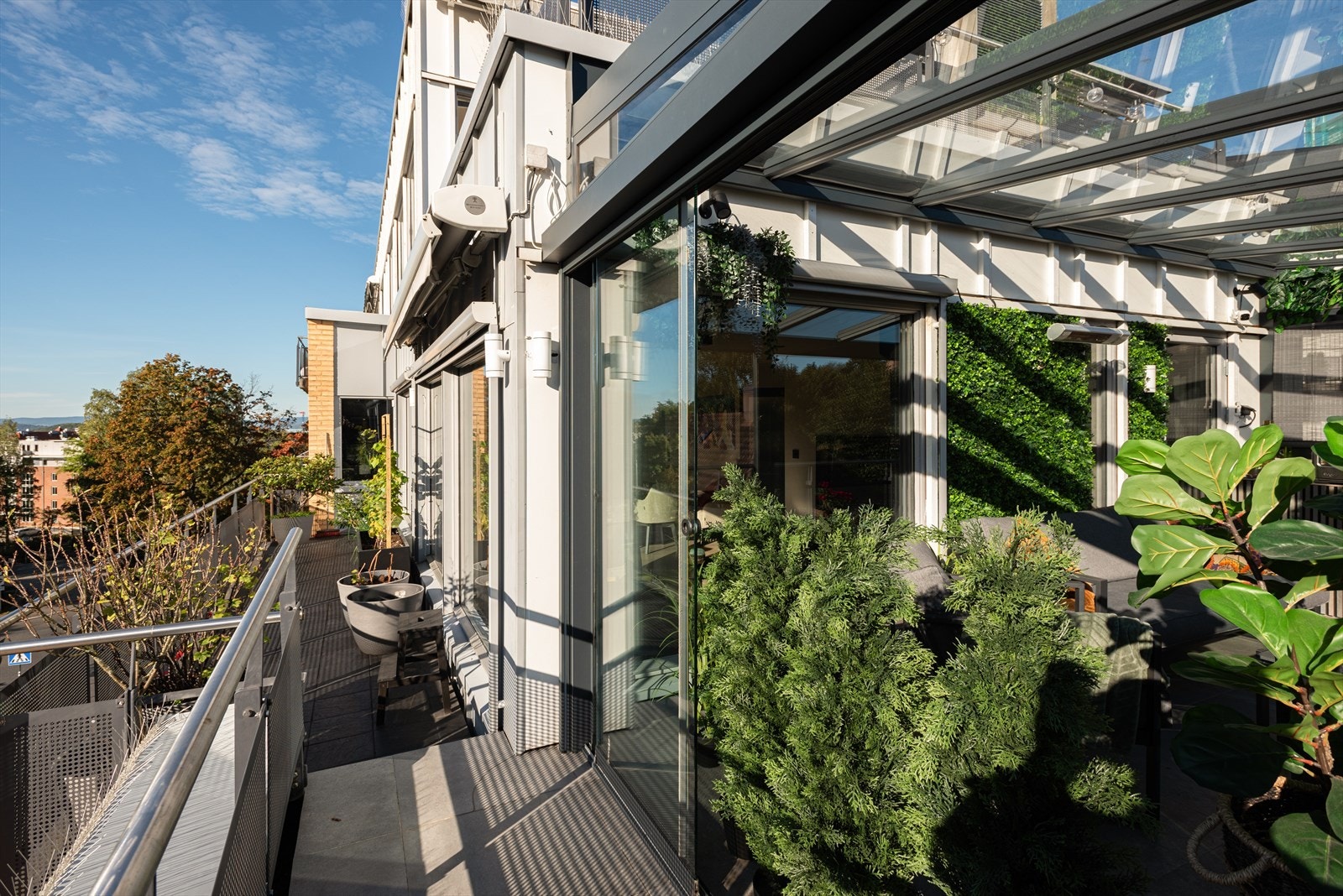 Leiligheten har et totalt uteareal på 31 m² med sol fra tidlig morgen Galleribilde