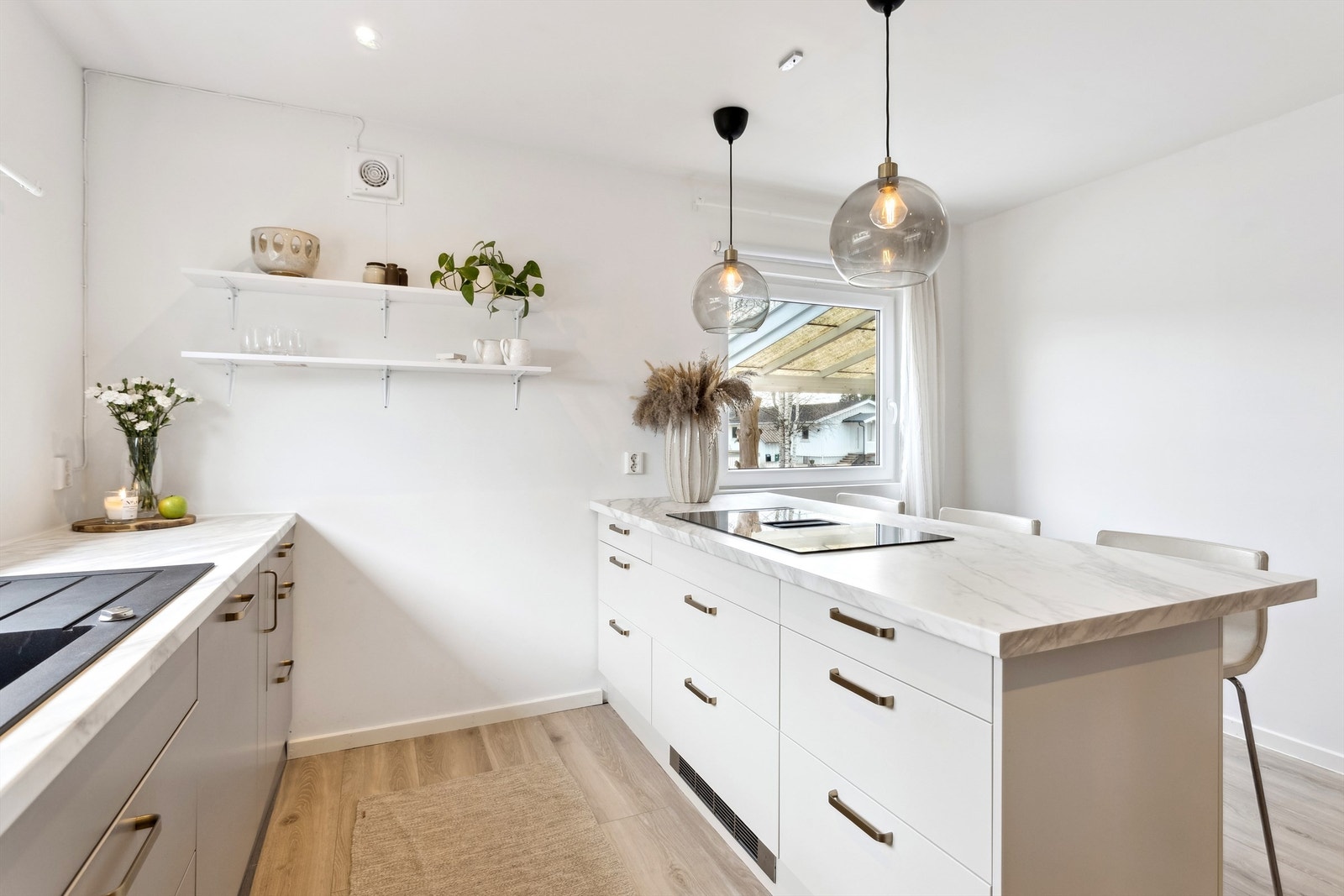 Kjøkkenet har lekkasjevakt og komfyrvakt. Galleribilde