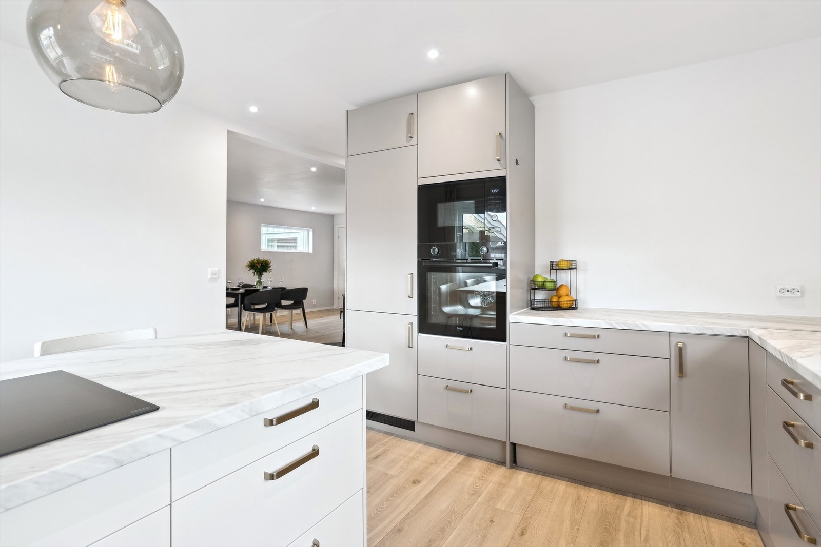 Det er montert integrerte hvitevarer som stekeovn, platetopp, mikro, oppvaskmaskin og kjøl-/fryseskap. Kjøkkenventilator integrert i koketoppen med kullfilter. Galleribilde