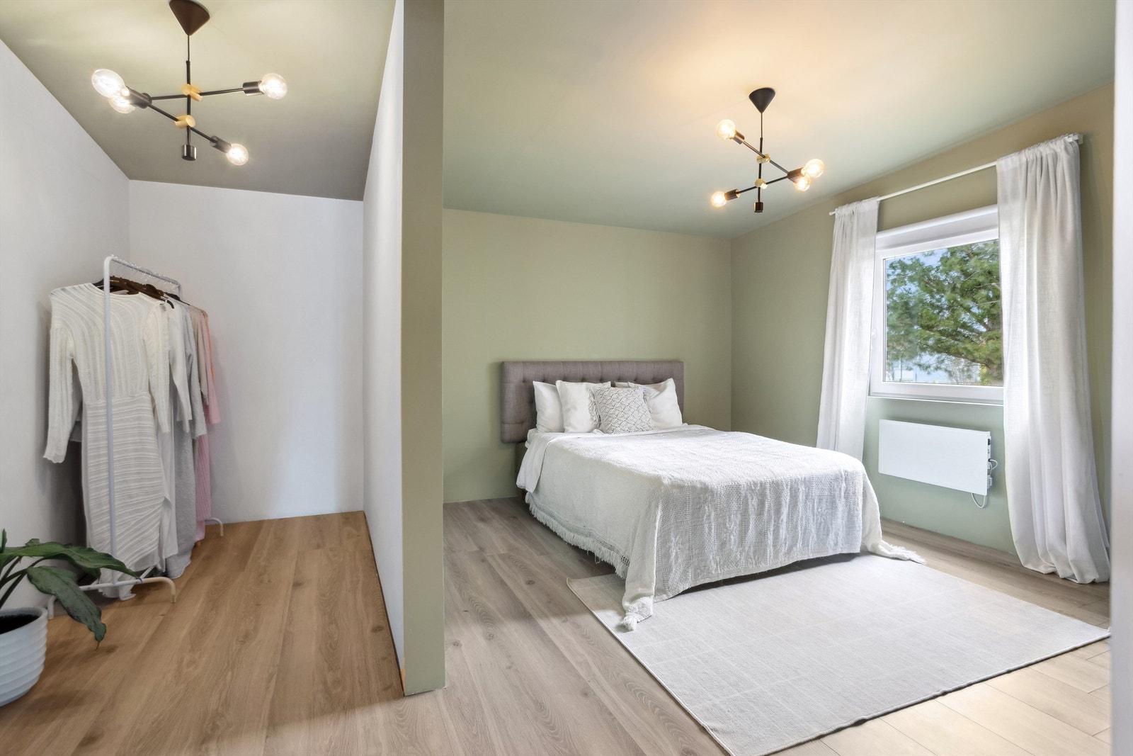 Hovedsoverommet har malte vegger og en delvegg som skiller soverommet fra en garderobeløsning. Rommet er romslig med gode møbleringsmuligheter. Galleribilde