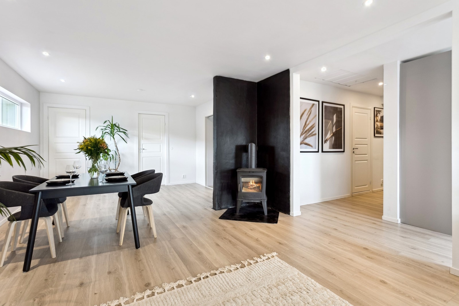 Fra innerste delen av stuen har du tre dører, ene fører inn til en koselig liten stue, den andre døren fører deg inn på hovedsoverommet og den tredje på sideveggen fører deg inn i boden. Galleribilde