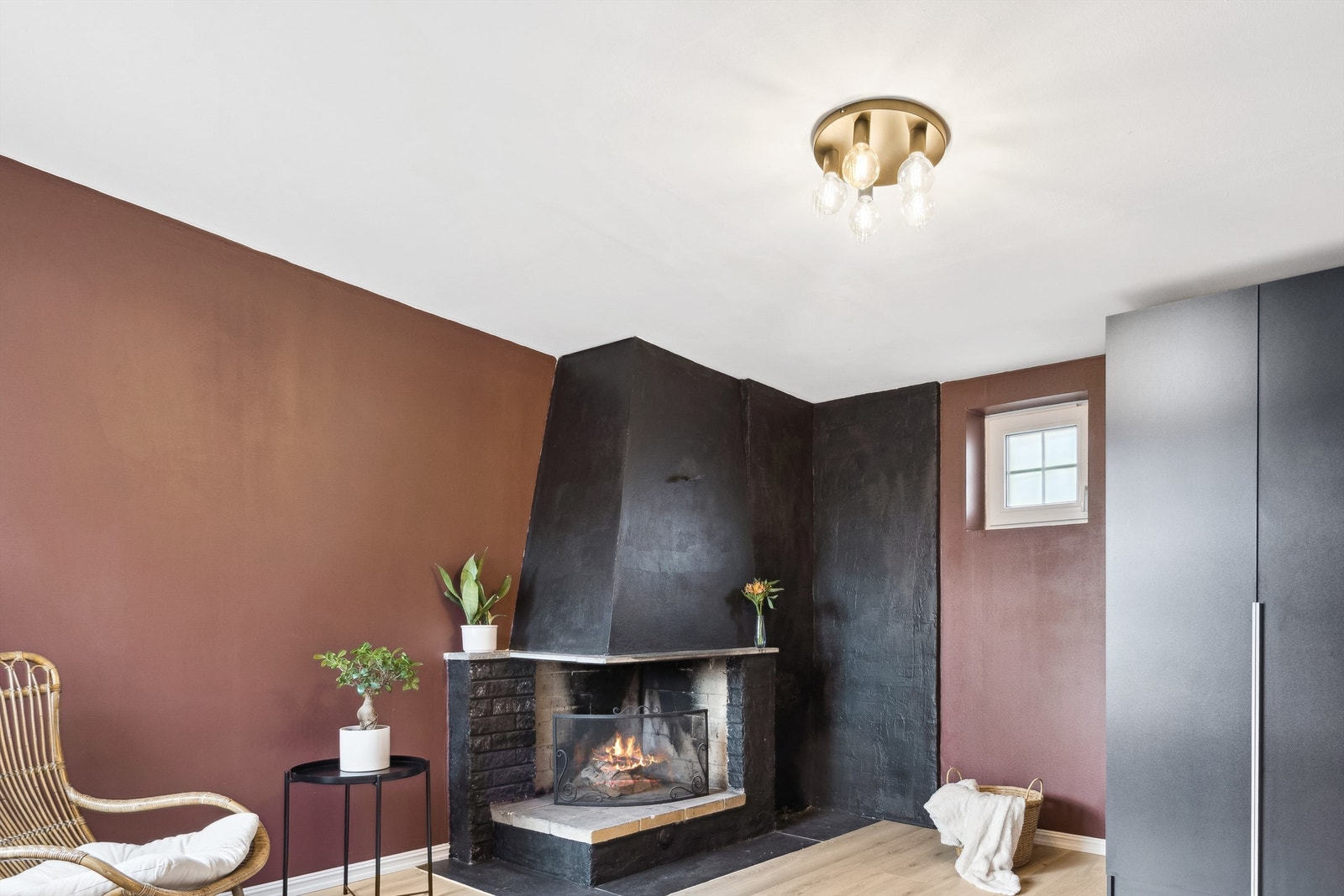 Her er det garderobeskap montert på en vegg. Her kan du kose deg med vedfyring og en god bok, eller kanskje trenger du et hobbyrom eller bruke som et tredje soverom Galleribilde