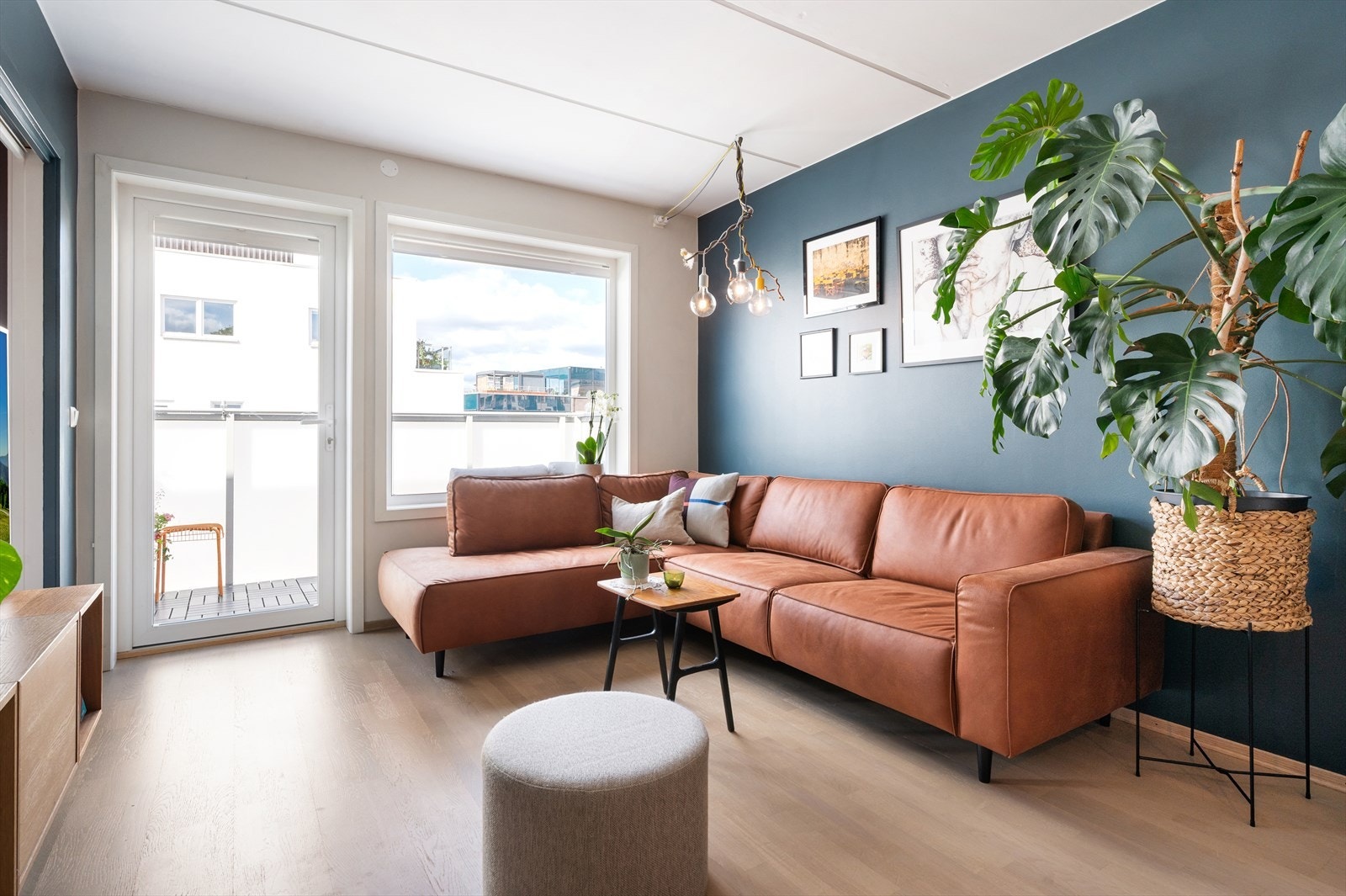 Stuen oppleves lys og romslig, med store vindusflater som slipper inn rikelig med dagslys og skaper en luftig atmosfære. Galleribilde