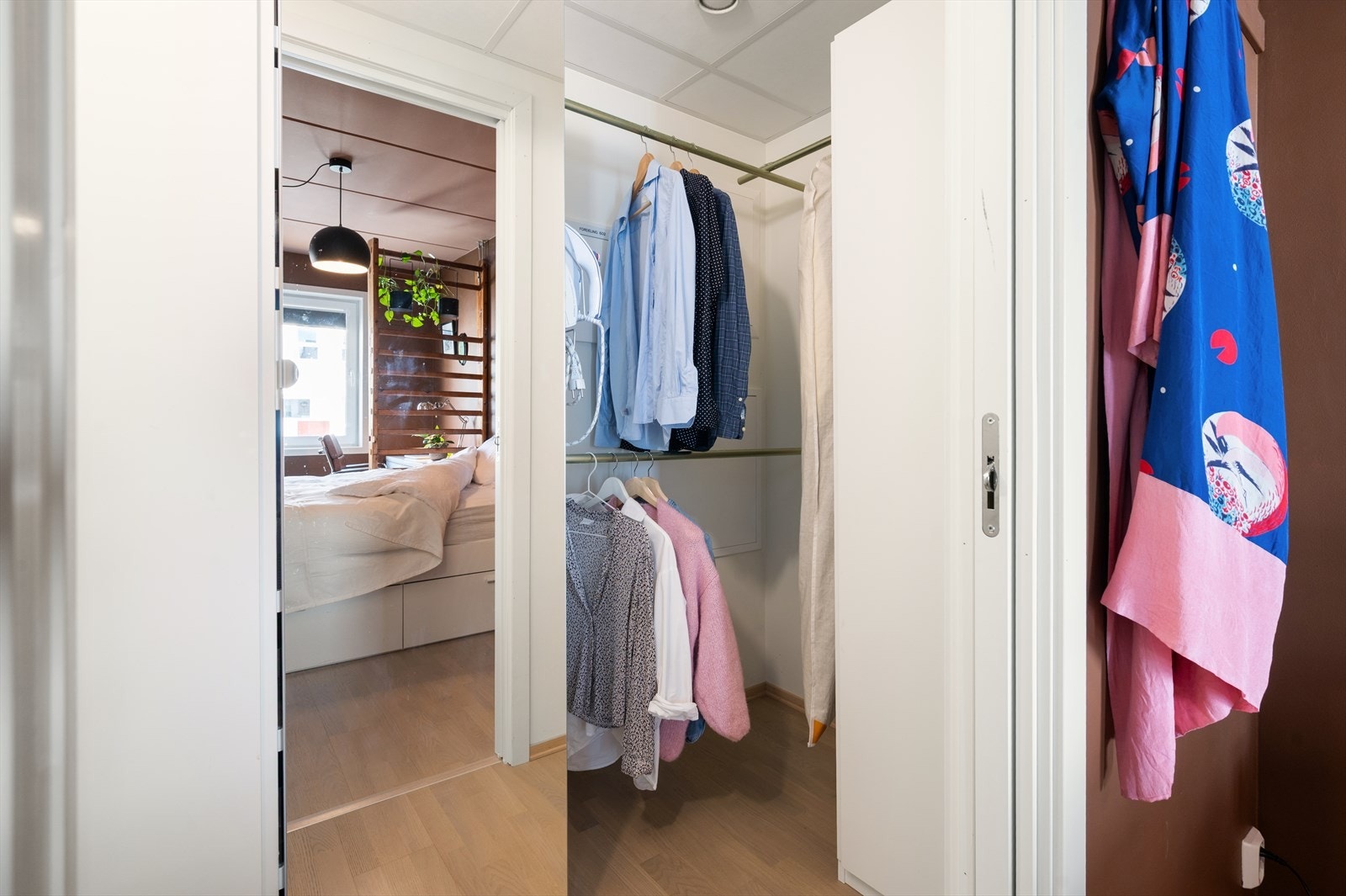Rommet har egen walk-in-del hvor det er gode muligheter for oppheng av klær og oppbevaring. Galleribilde