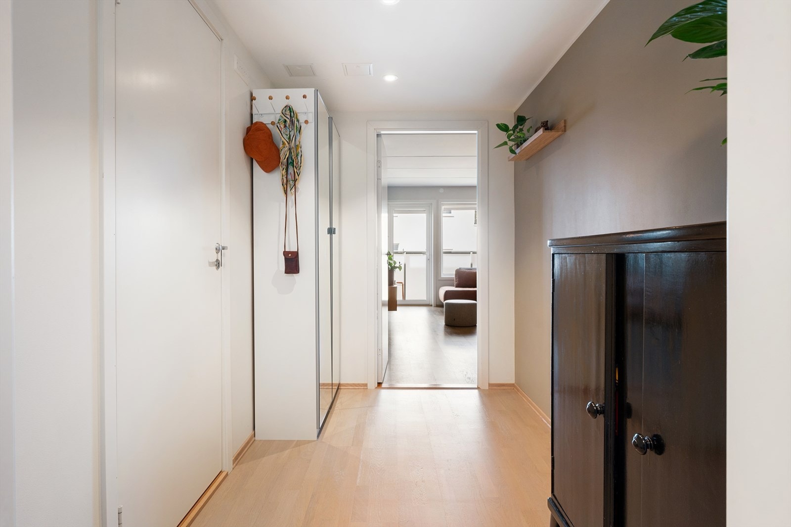 Lys og innbydende entré med plass til oppheng av ytterklær. Galleribilde