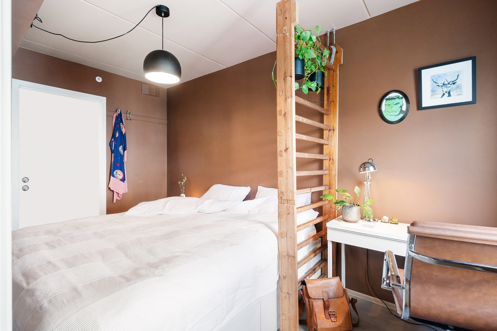 Rommet er malt i en lun fargetone og har lys eikeparkett på gulv. Galleribilde