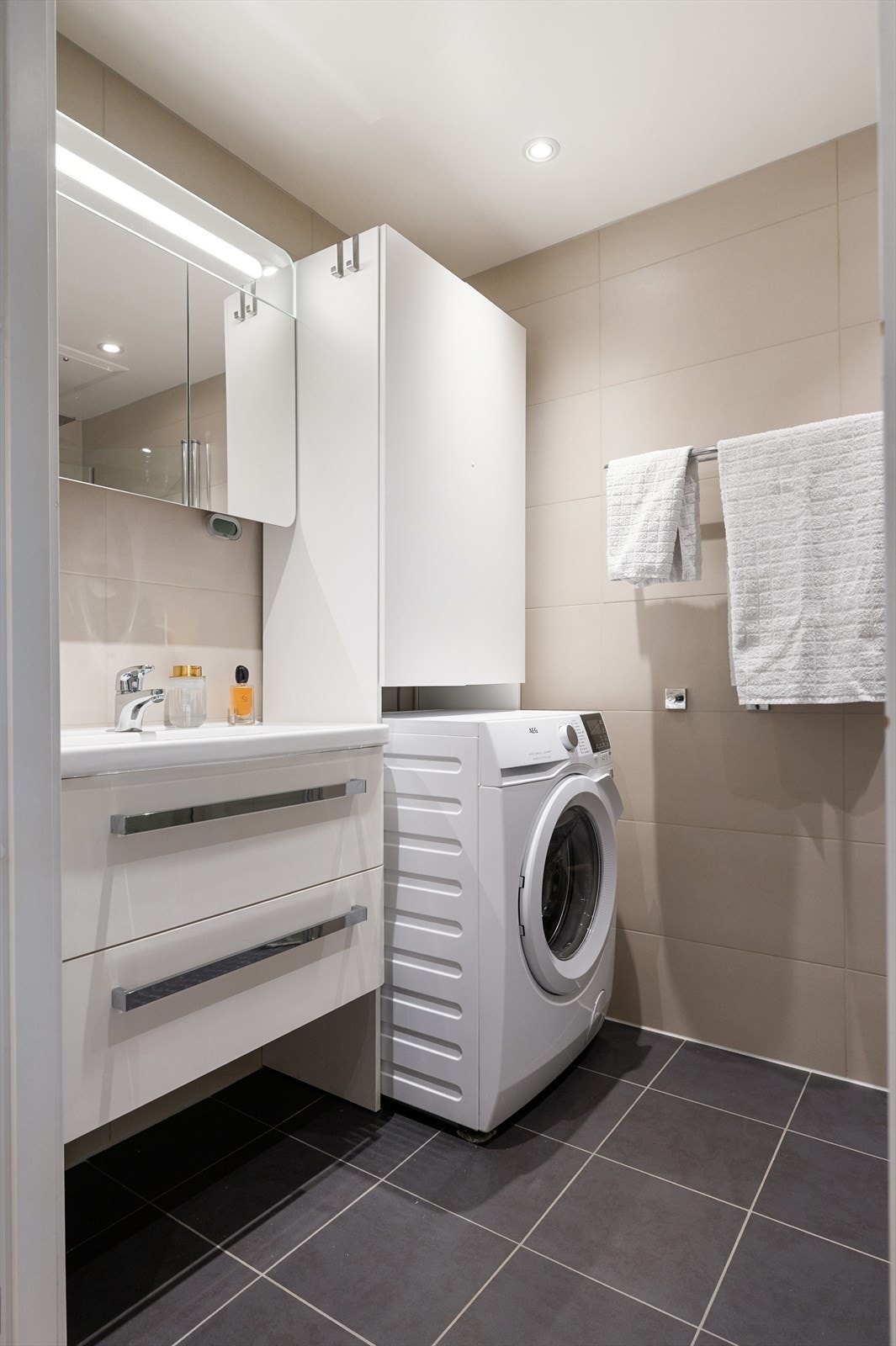 Over servanten er det et vegghengt speil med integrert belysning. Galleribilde