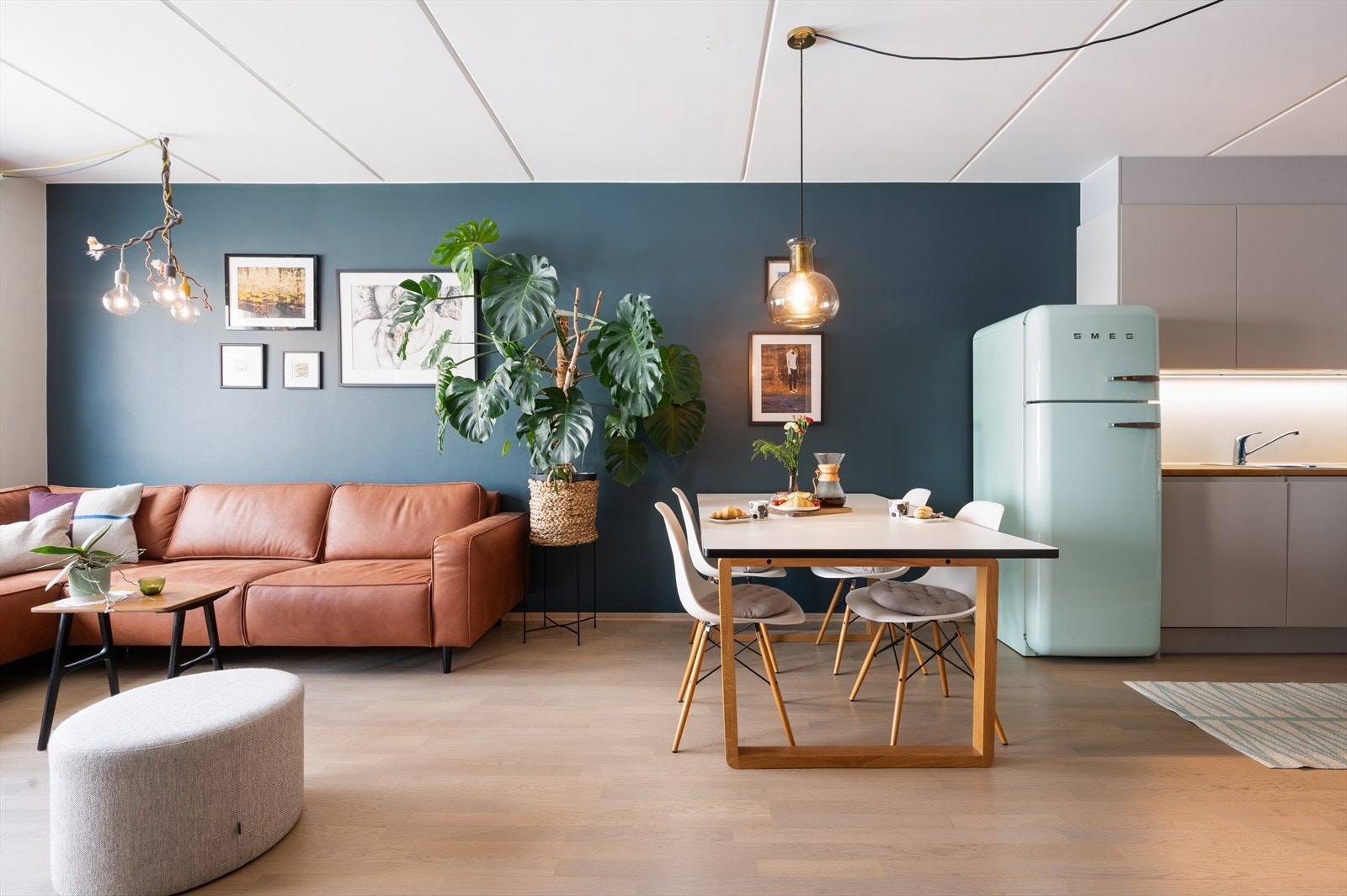 God plass til sofaseksjon med tilhørende møblement. Galleribilde