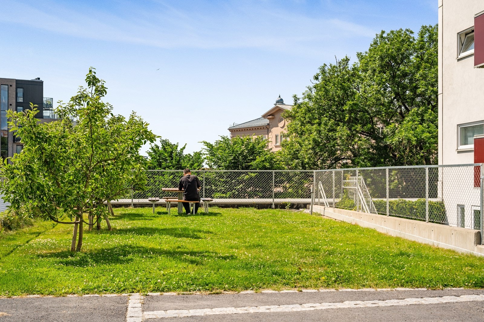 Trivelig uteområde med sittebenk til bruk for beboere. Galleribilde