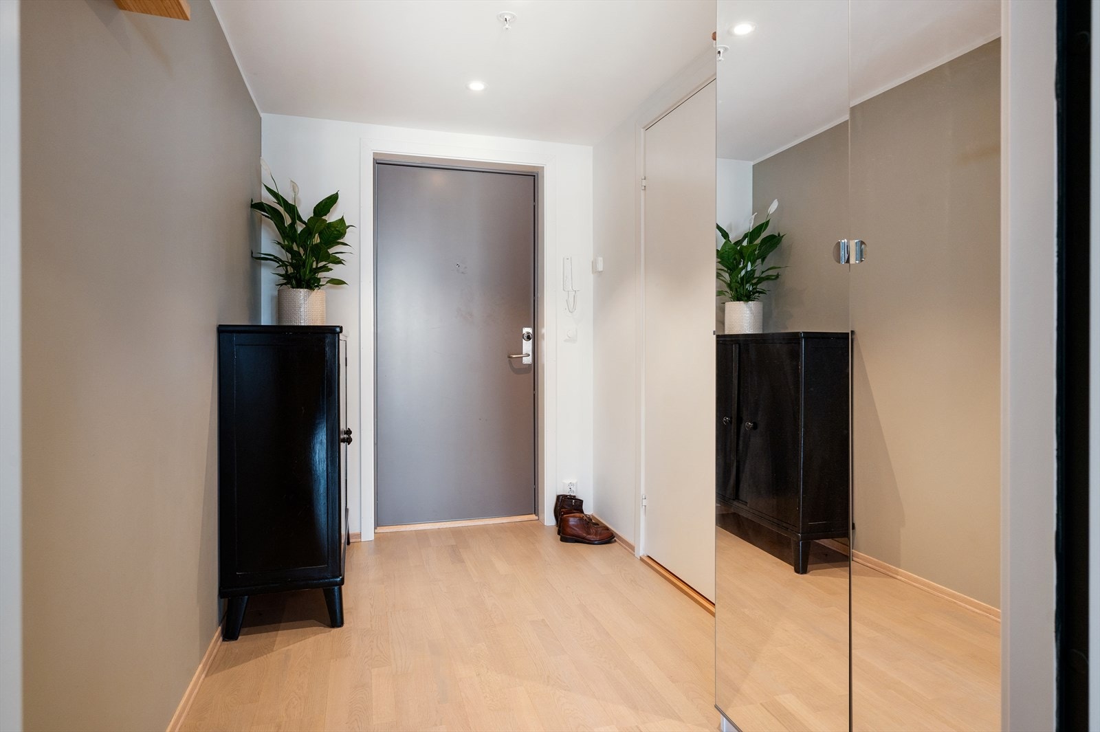 Entréen har også god plass til kommode og garderobeskap for oppbevaring. Galleribilde