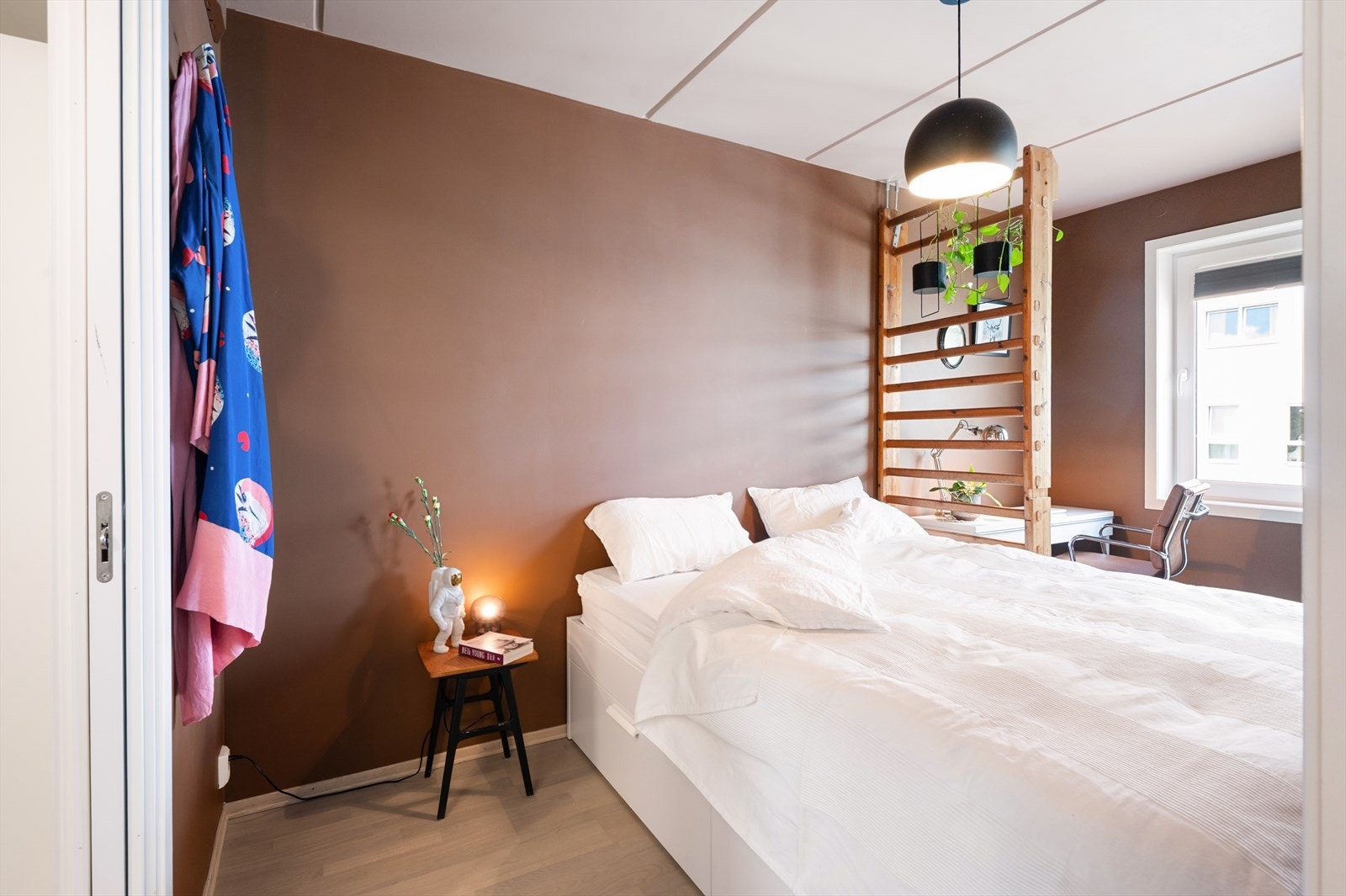 Stort og innbydende soverom med plass til dobbeltseng og nattbord. Galleribilde