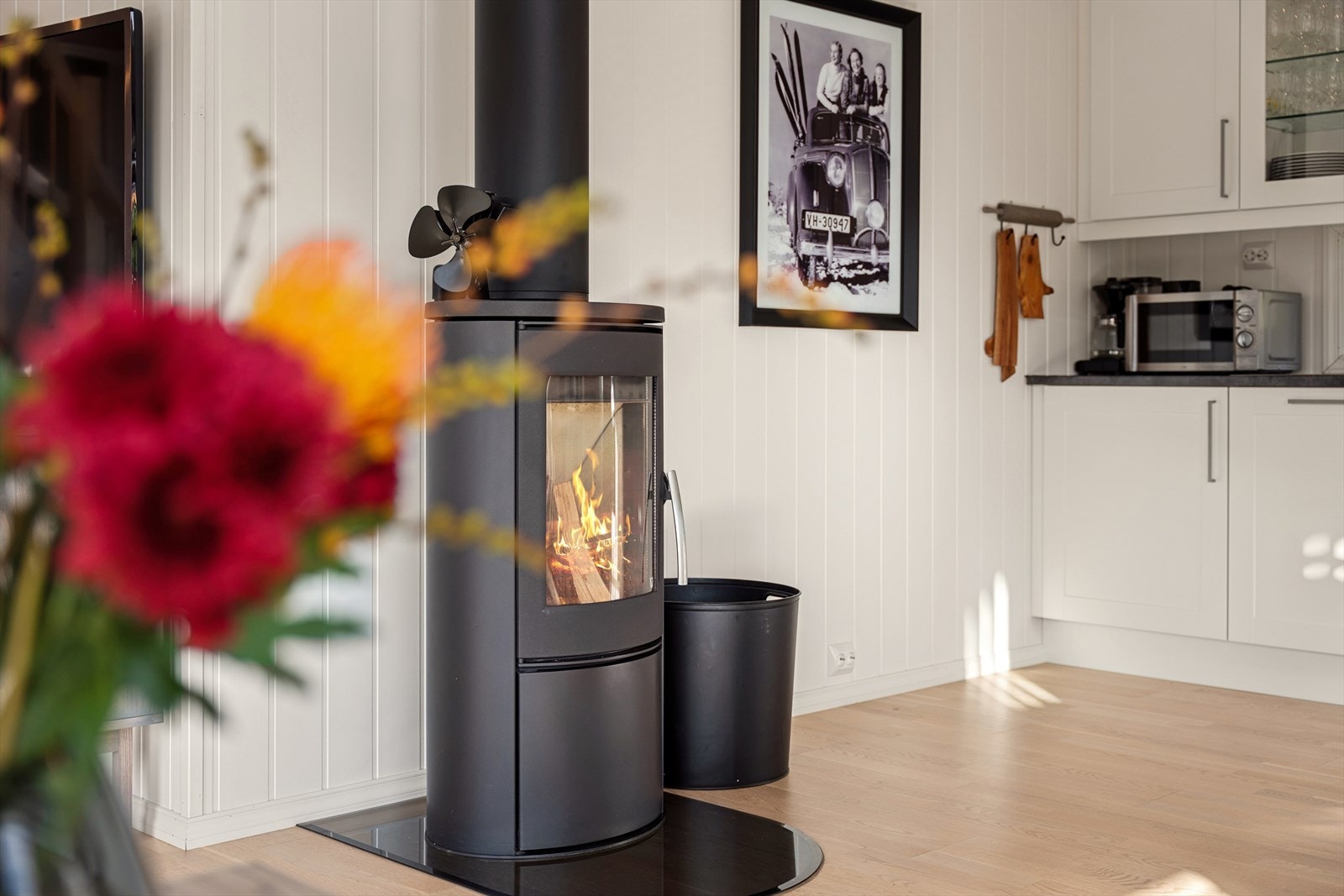 Lun vedovn. Denne gir både varme og stemning, og skaper en koselig atmosfære - perfekt for kalde vinterkvelder eller rolige stunder etter en dag ute i fjellet. Galleribilde