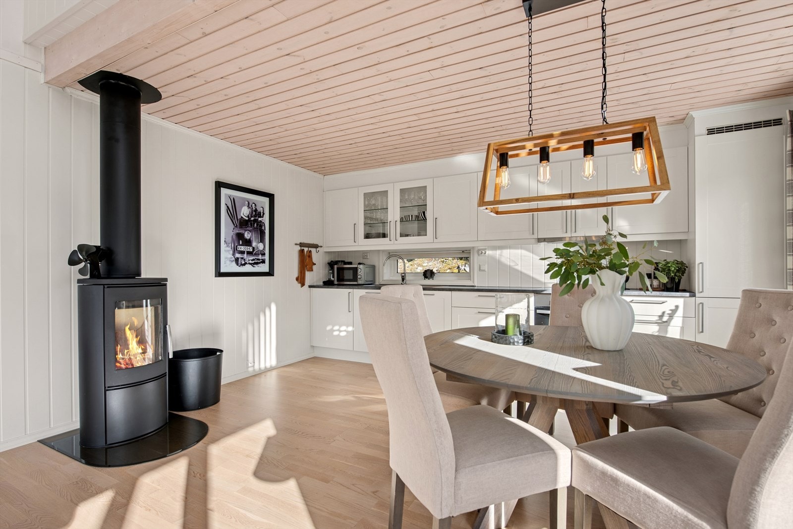 Spiseplassen inviterer til rolige morgener med kaffe eller raske måltider for hele familien. Galleribilde