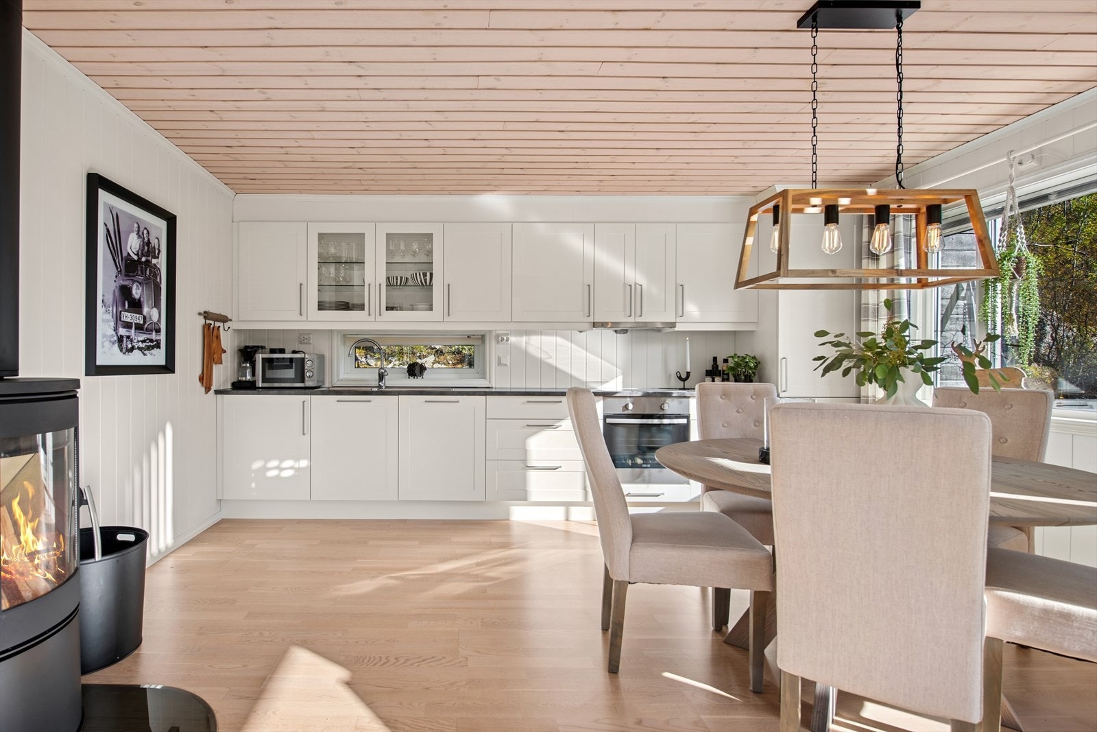 Kjøkkenet er tidløst og velutstyrt med profilerte fronter, benkeplaten er av laminat. Vannstoppsystem og komfyrvakt. Kjøkkenventilator med avtrekk ut. Galleribilde