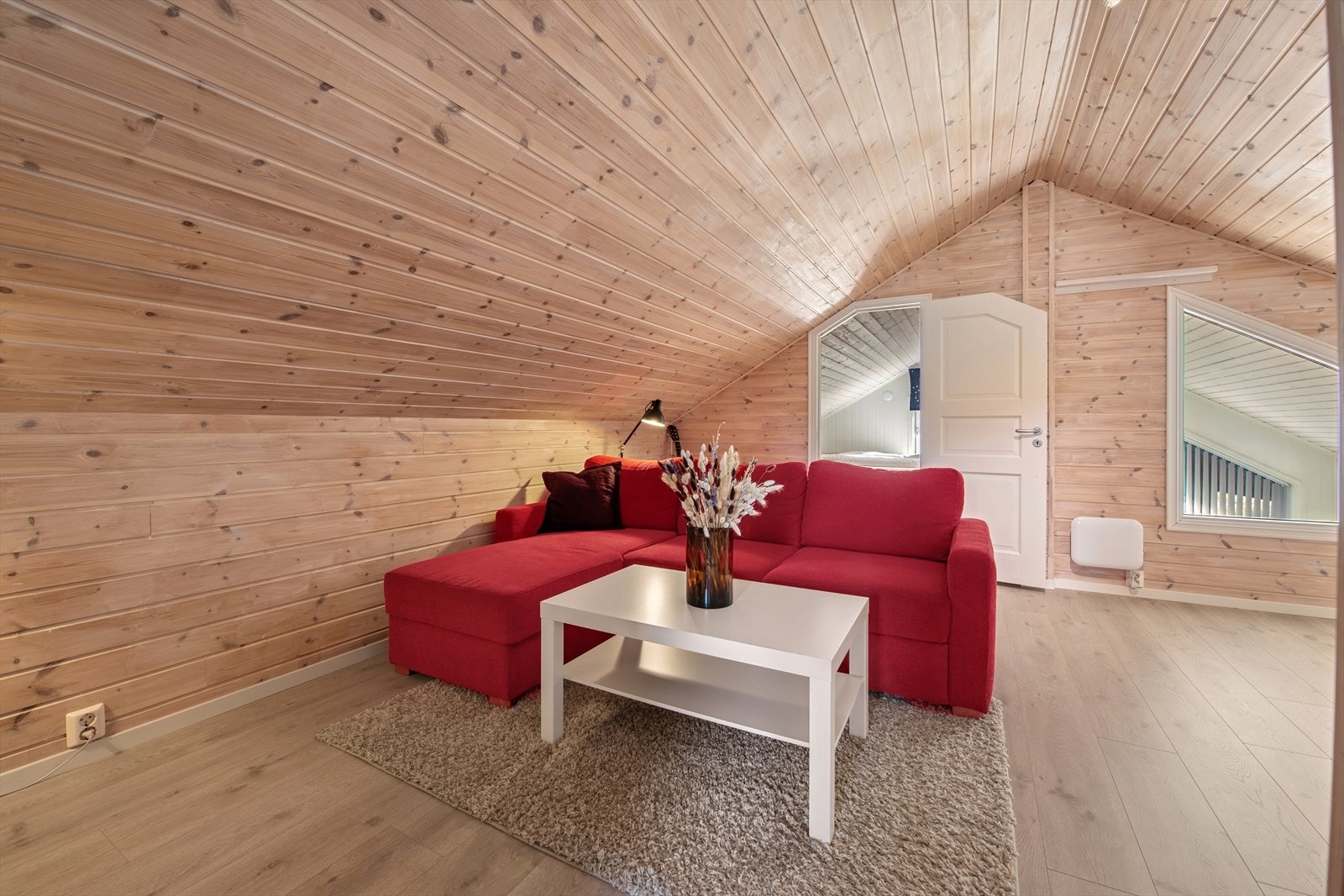 Loftsetasje - Tilfredsstillende tilgang på dagslys kan ikke verifiseres ved rommets dagslysflate (vindu) utgjør minimum 10 % av bruksarealet. Dagslysflate for boligen er ikke ytterligere vurdert etter det er påvist ett avvik. Gjelder minimum loftstue. Galleribilde