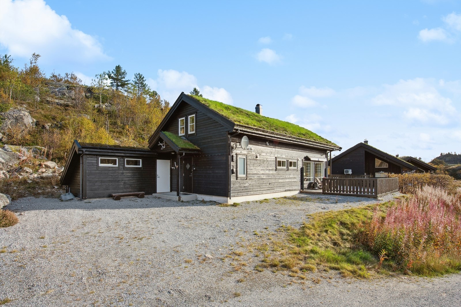 Bod (utvendig) med plass til oppbevaring. Parkering i eget romslig gårdsrom, elbil-lader. Galleribilde