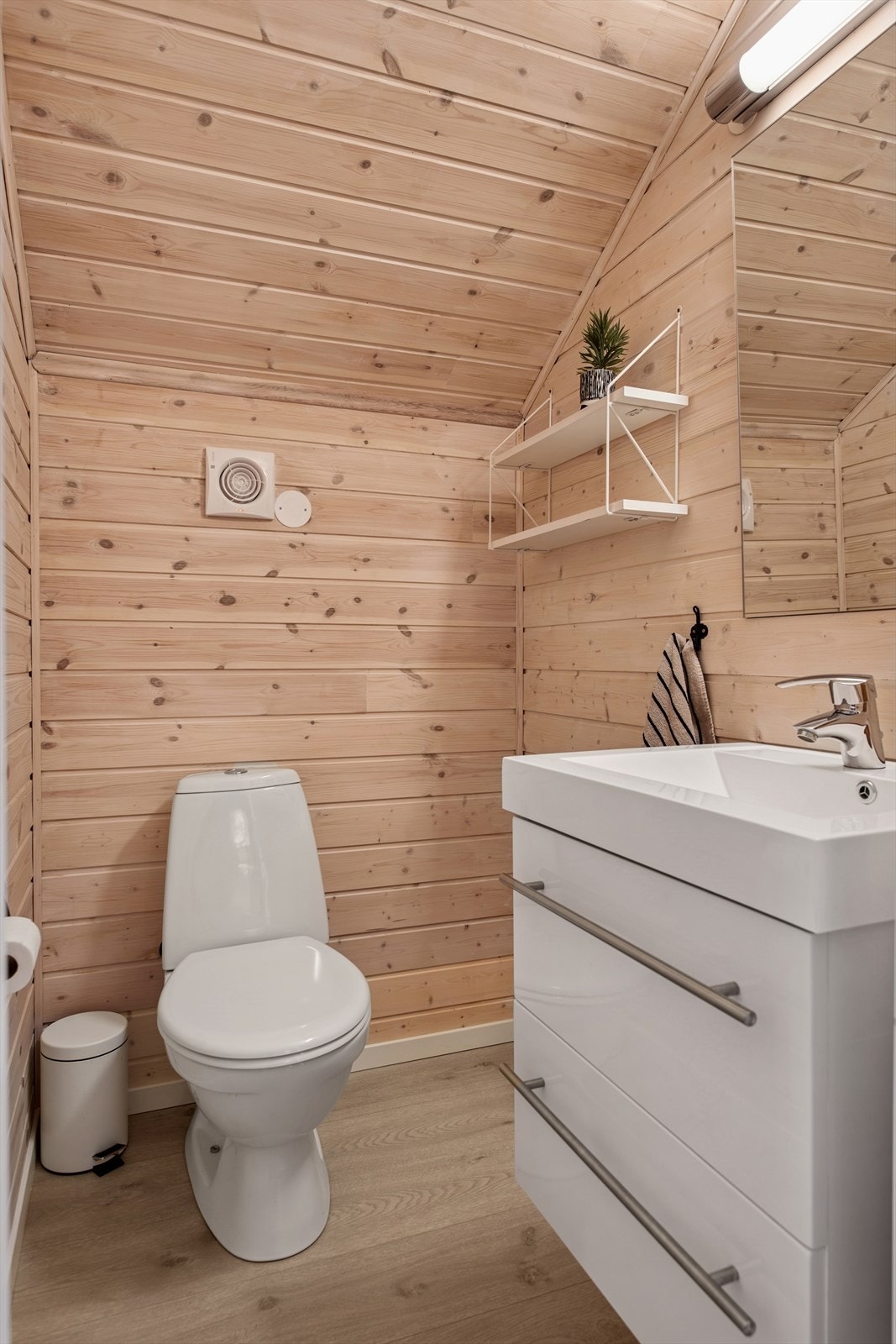 Toalettrom med wc og vask. Galleribilde